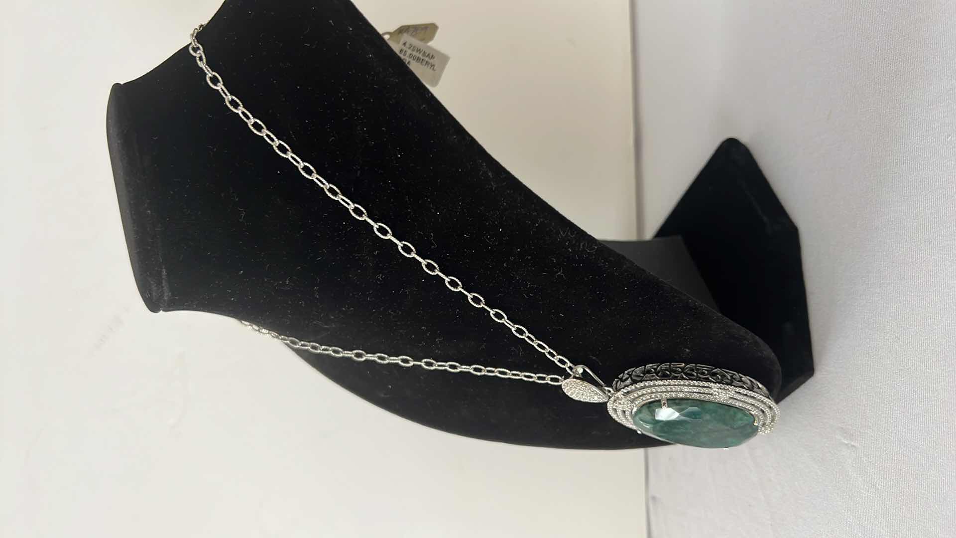 Photo 3 of 925 STERLING SILVER DYED GREEN BERYL EMERALD & SAPPHIRE CORUNDUM OVAL NECKLACE-GGA CERTIFIED   NK015378