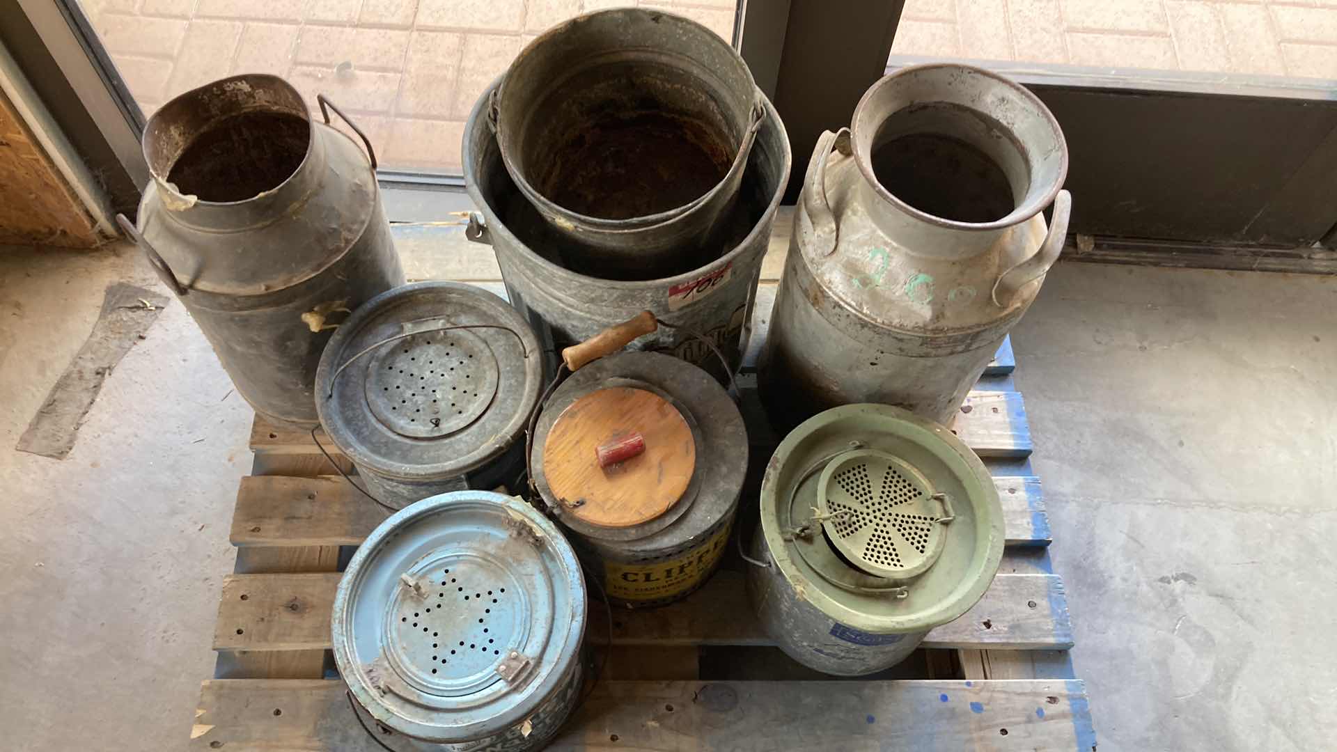 Photo 4 of VINTAGE BUCKETS AND TINS (8)