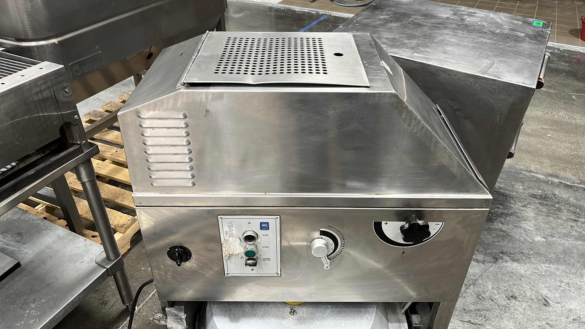 Photo 2 of UNIVEX PIZZA EXPRESS COMBINATION DOUGH DIVIDER/ROUNDER MODEL DD23/ DR42
