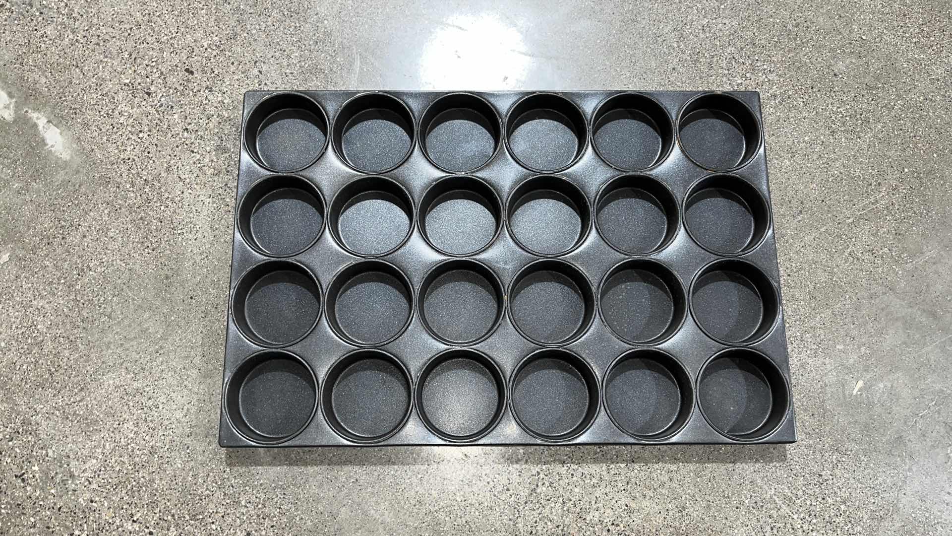 Photo 1 of MUFFIN PAN 23.5” X 15.75”