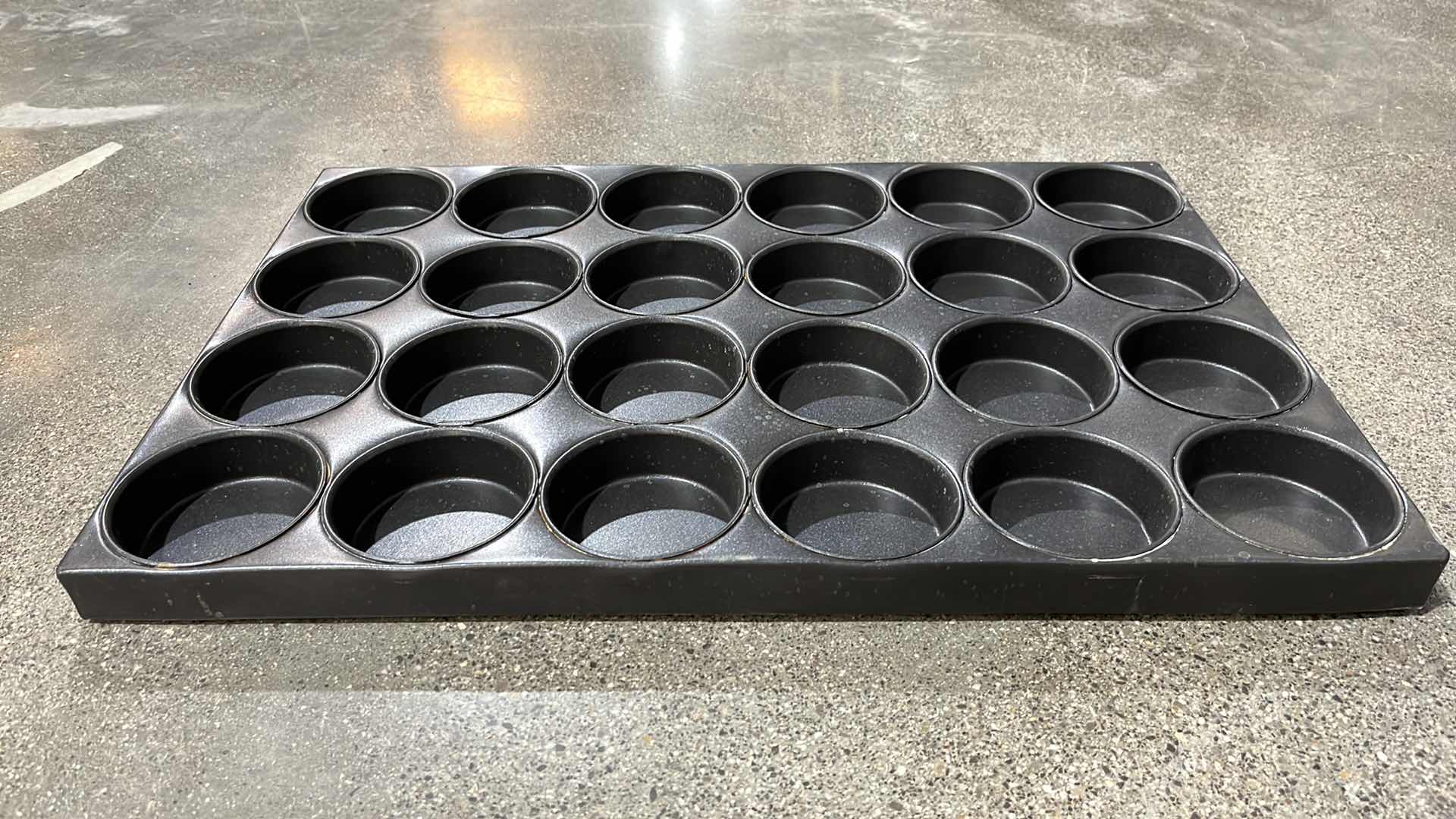 Photo 1 of MUFFIN PAN 23.5” X 15.75”