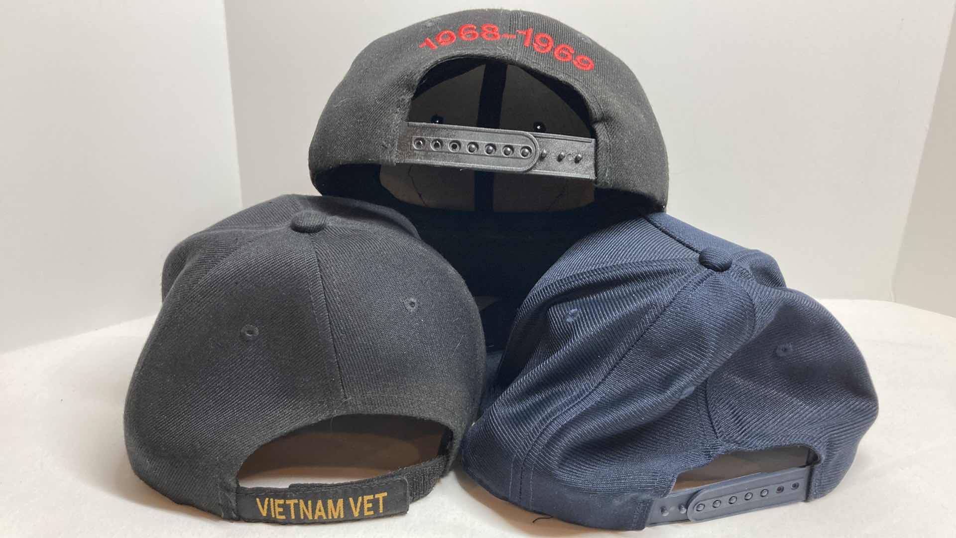 Photo 3 of VIETNAM VETERAN HATS W TAC & SAC HATS (5)