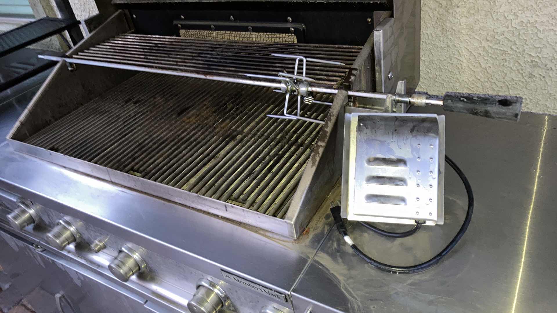 Photo 6 of MEMBERS MARK NATURAL GAS GRILL W BURNER & ROTISSERIE MODEL MONARCH04ANG