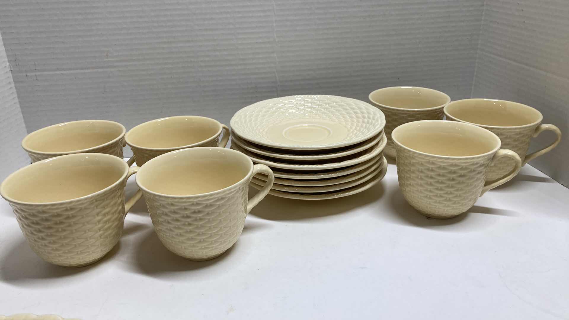 Photo 2 of MIKASA COUNTRY MANOR SAFFRON 26PC CHINA SET FF008