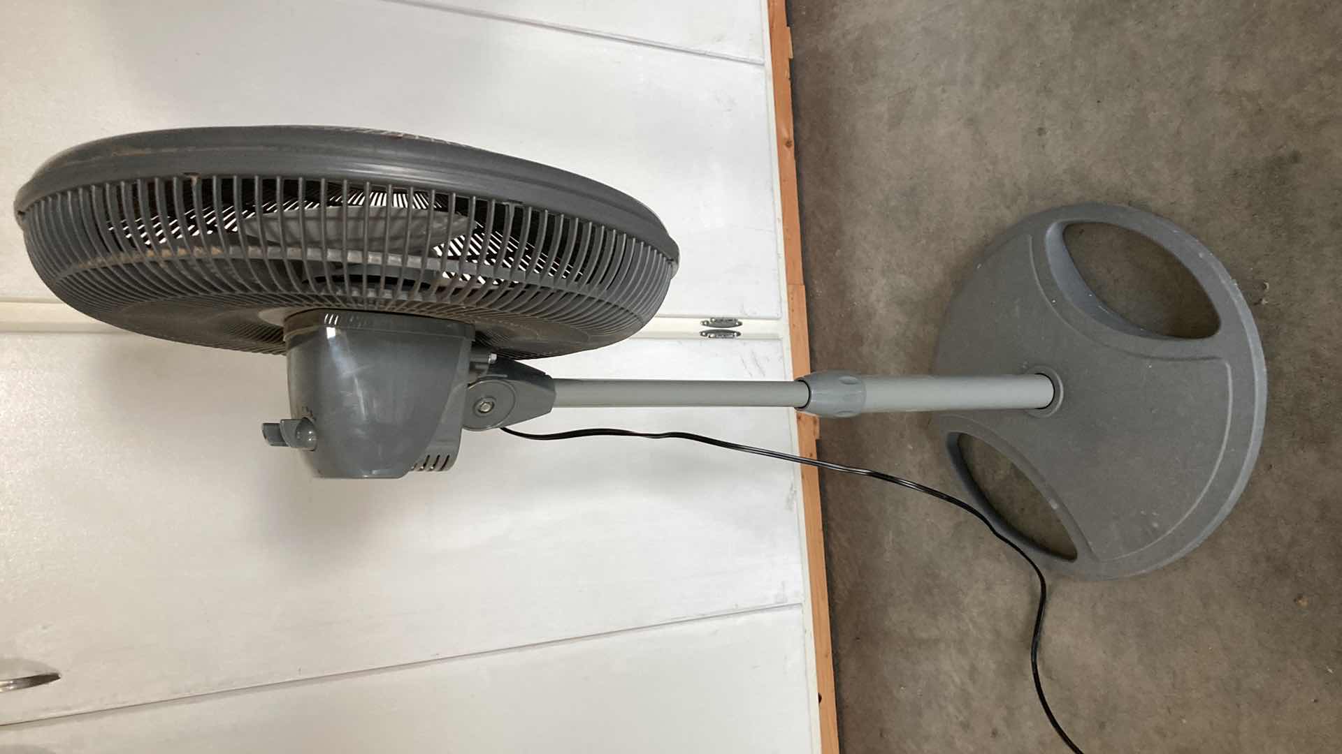 Photo 2 of LASKO 18” PEDESTAL GRAY FAN