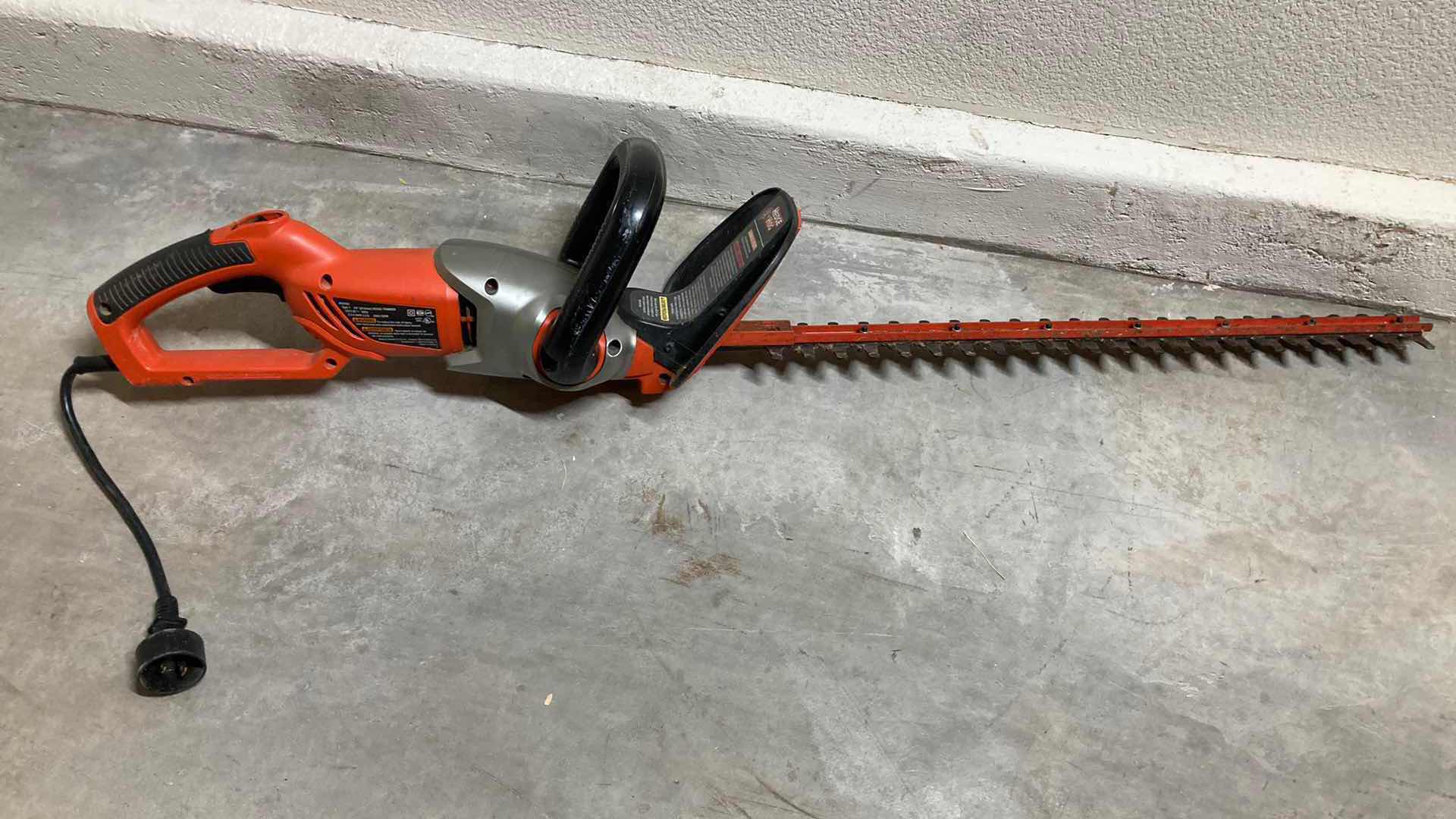 Photo 3 of BLACK & DECKER HEDGEHOG ELECTRIC HEDGE TRIMMER MODEL HH2450 TYPE 1