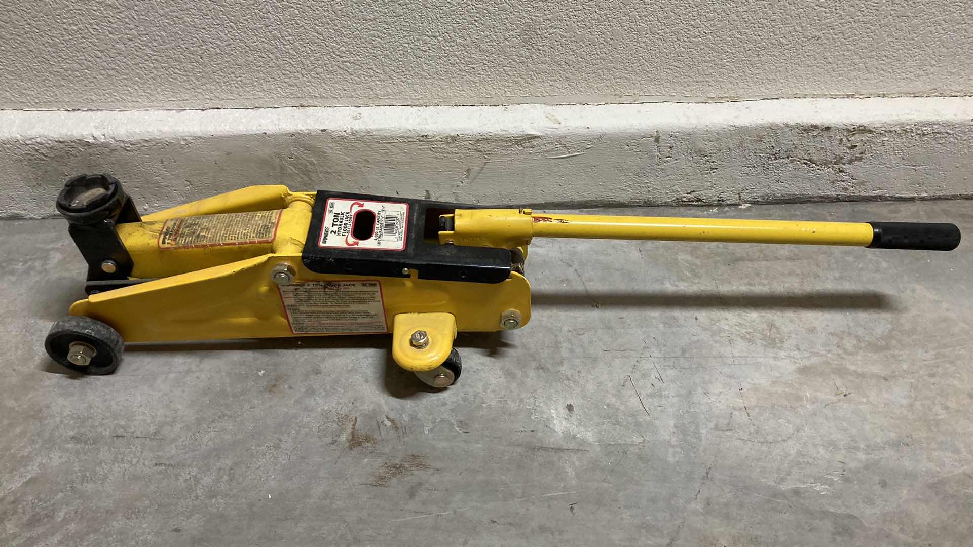 Photo 1 of RALLY 2TON HYDRAULIC FLOOR JACK