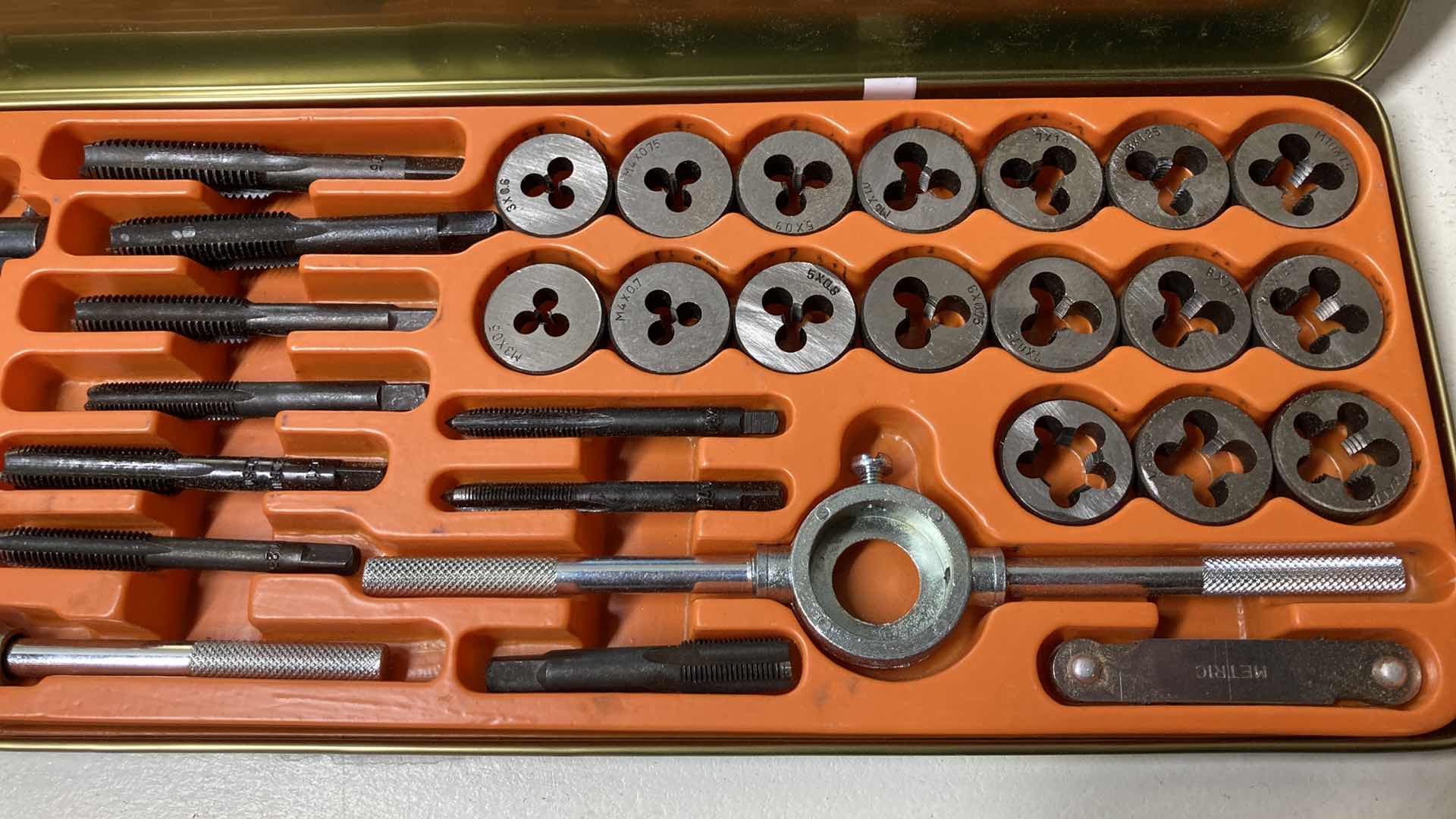 Photo 4 of METRIC COMBO TAP & DIE SET W TIN CASE