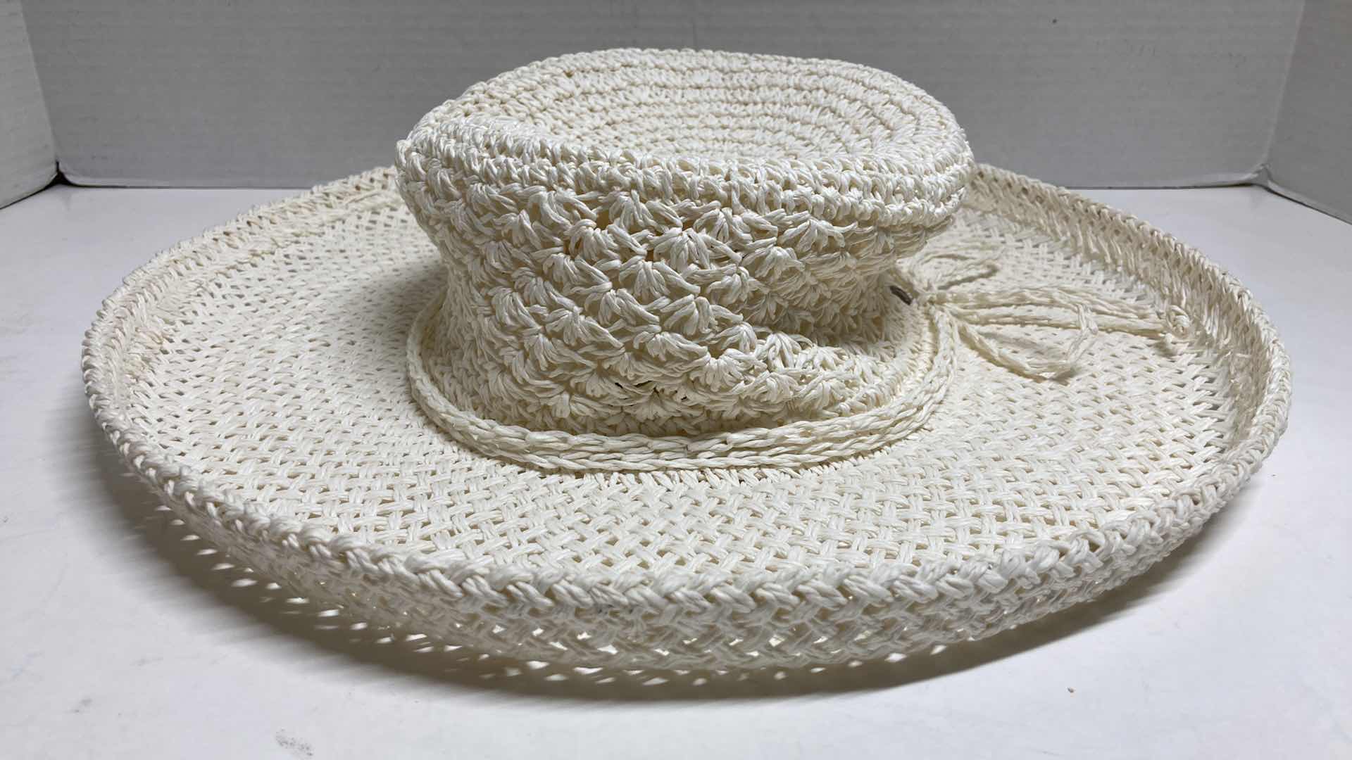 Photo 3 of AUGUST WHITE WOVEN WOMENS SUN HAT & LIZ CLAIBORNE TAN WOVEN SUN HAT SIZES UNKNOWN