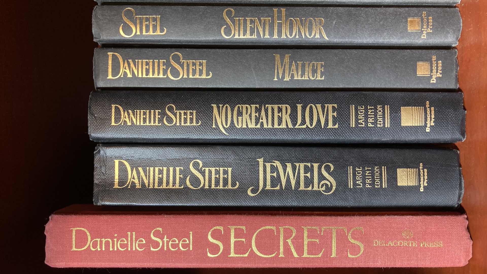 Photo 2 of DANIELLE STEEL HARD COVER BOOKS (11)