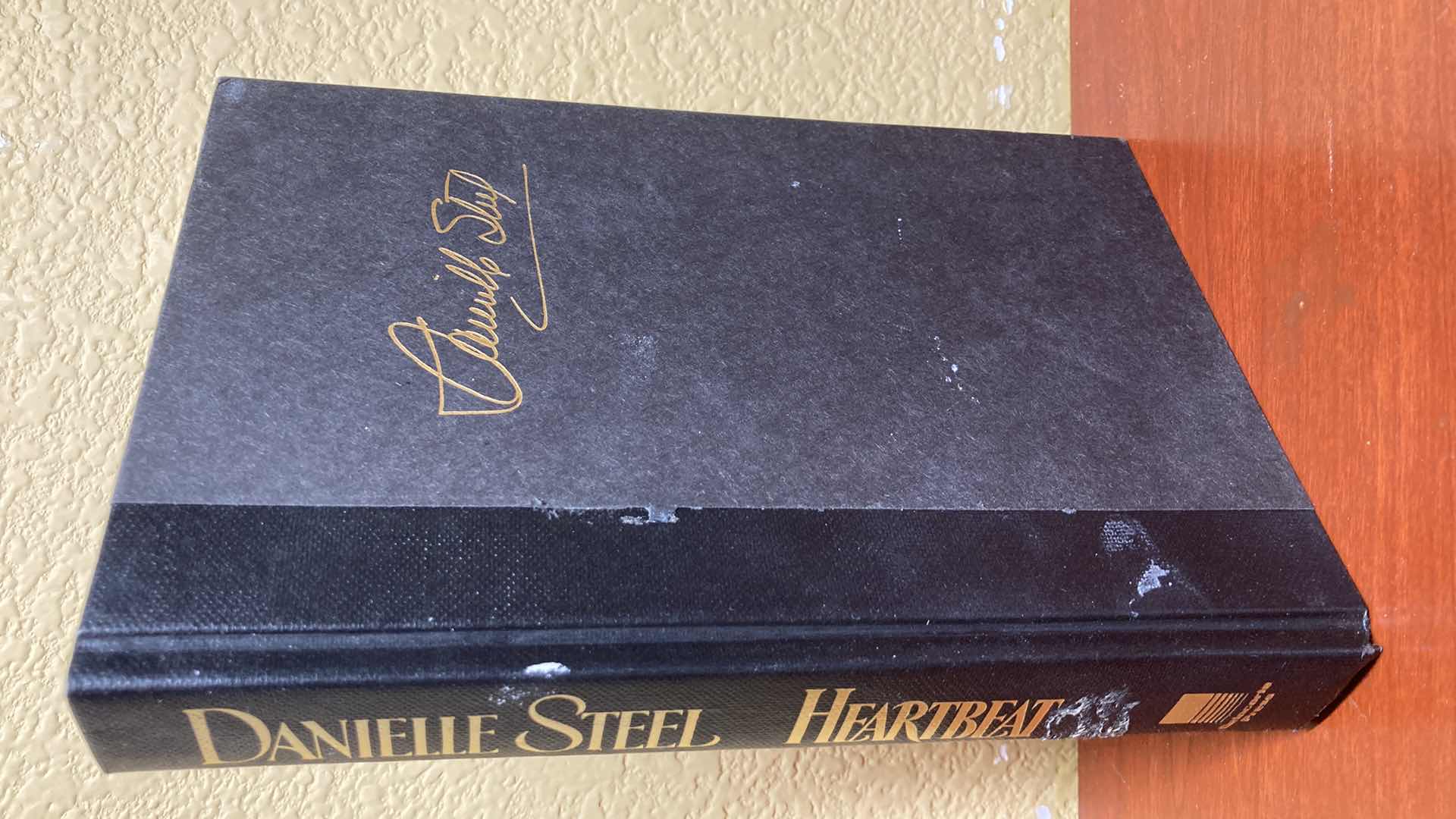 Photo 1 of HEARTBEAT AUTOGRAPHED BY DANIELLE STEEL HARD COVER BOOK