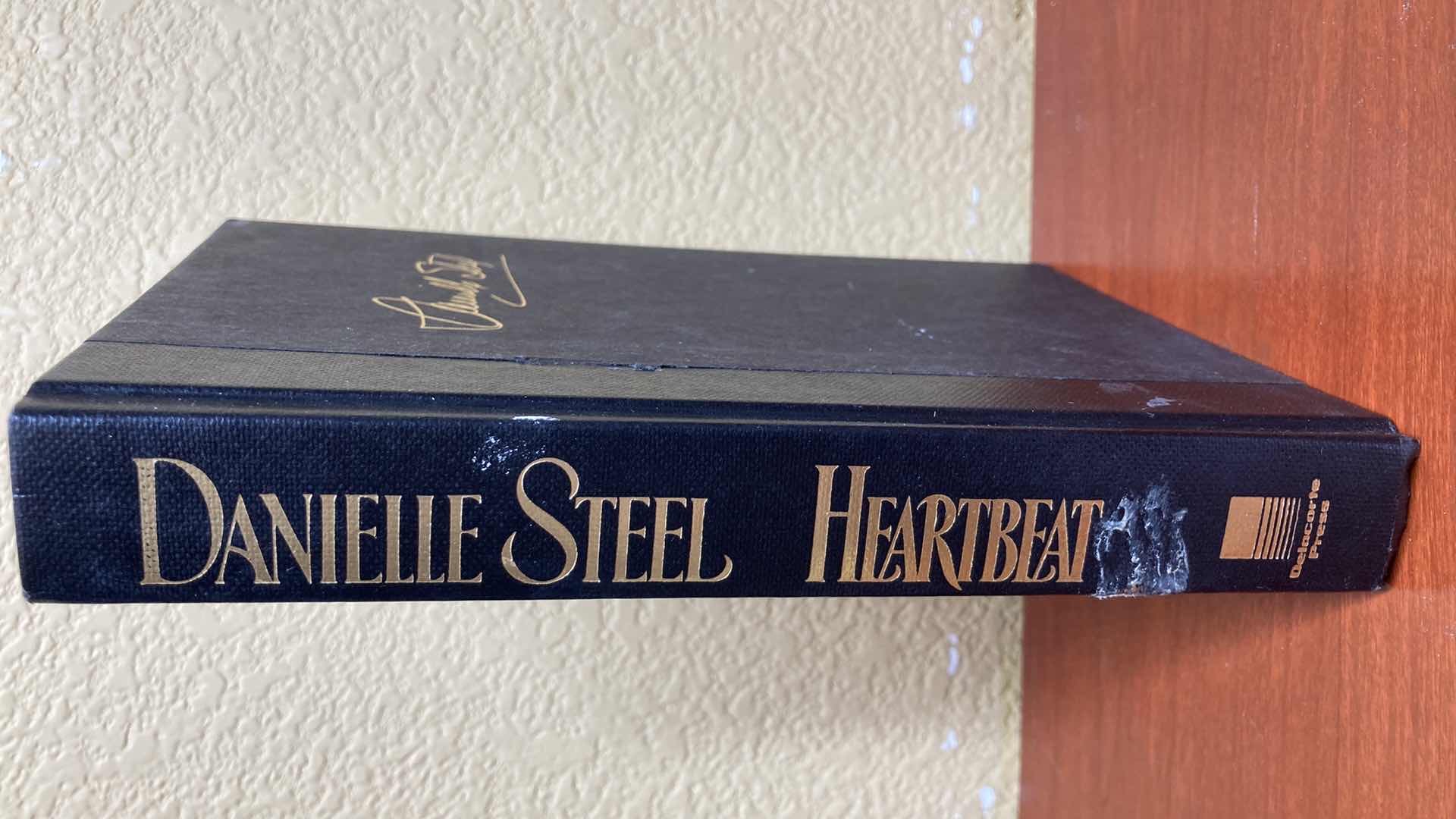 Photo 2 of HEARTBEAT AUTOGRAPHED BY DANIELLE STEEL HARD COVER BOOK