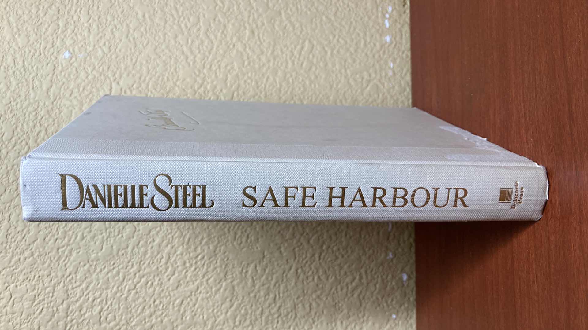 Photo 2 of SAFE HARBOUR AUTOGRAPHED BY DANIELLE STEEL HARD COVER BOOK