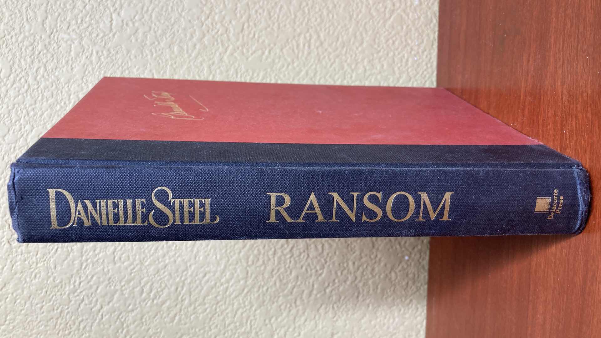 Photo 2 of RANSOM AUTOGRAPHED BY DANIELLE STEEL HARD COVER BOOK