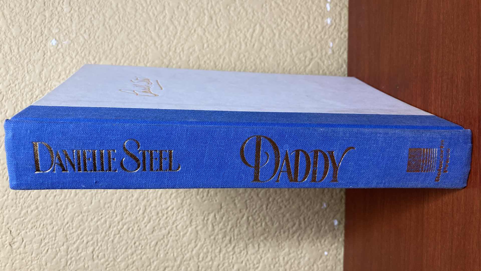 Photo 2 of DADDY AUTOGRAPHED BY DANIELLE STEEL HARD COVER BOOK