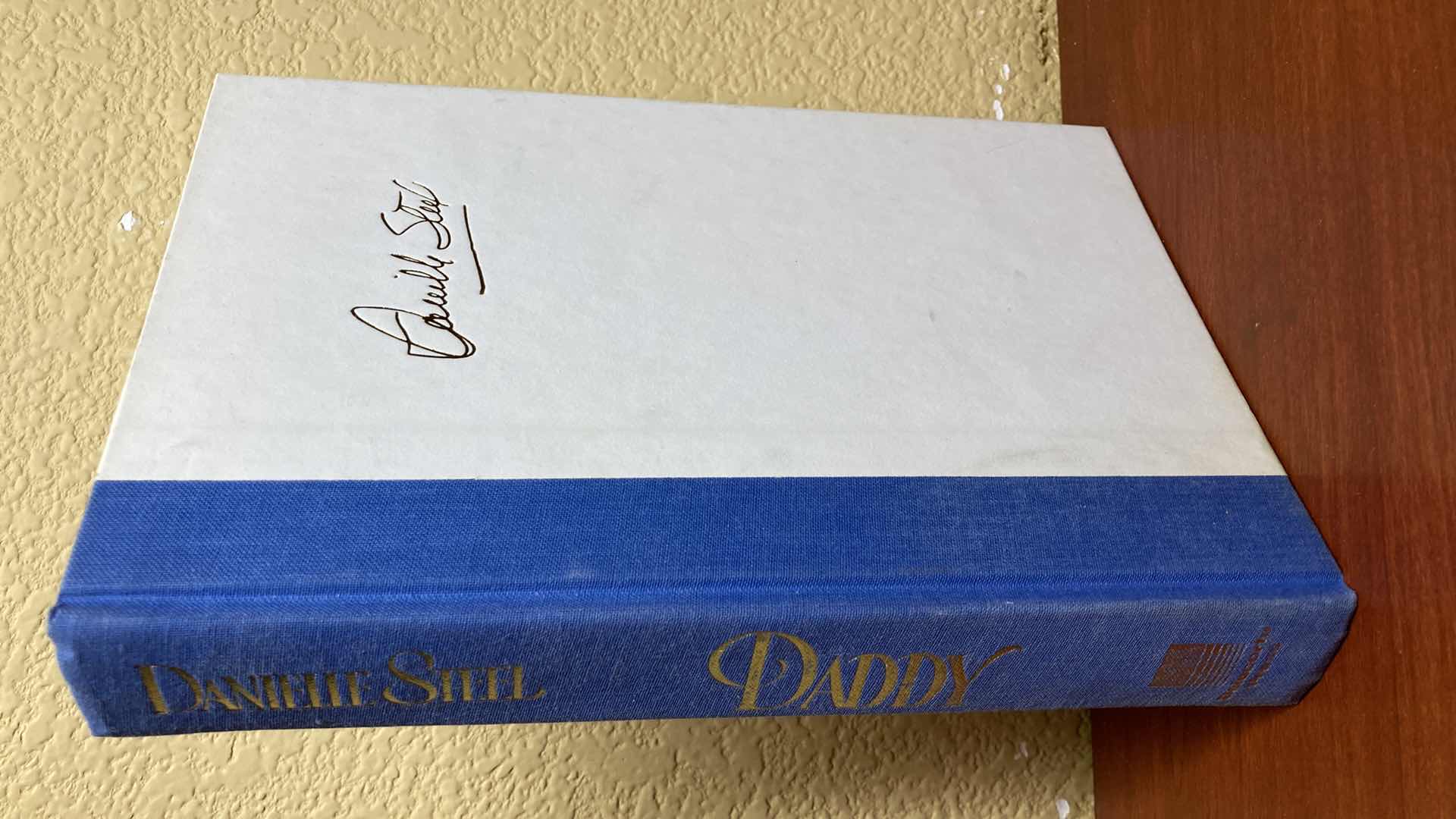 Photo 1 of DADDY AUTOGRAPHED BY DANIELLE STEEL HARD COVER BOOK