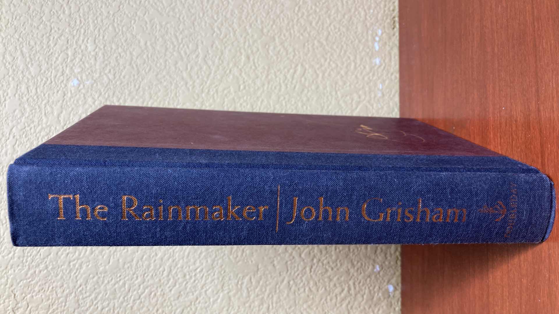 Photo 2 of THE RAINMAKER AUTOGRAPHED BY JOHN GRISHAM HARD COVER BOOK
