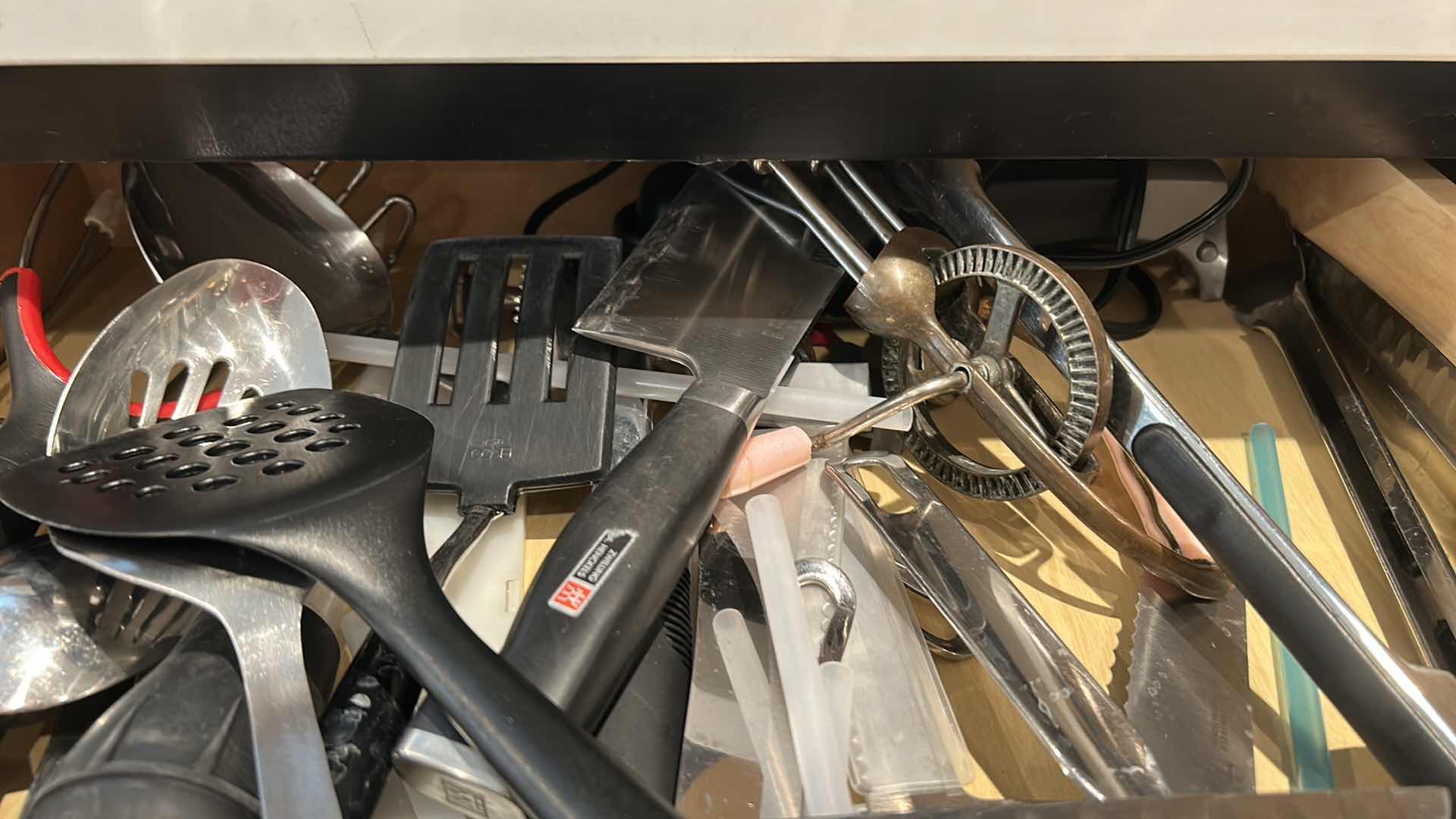 Photo 2 of CONTENTS OF KITCHEN DRAWER 