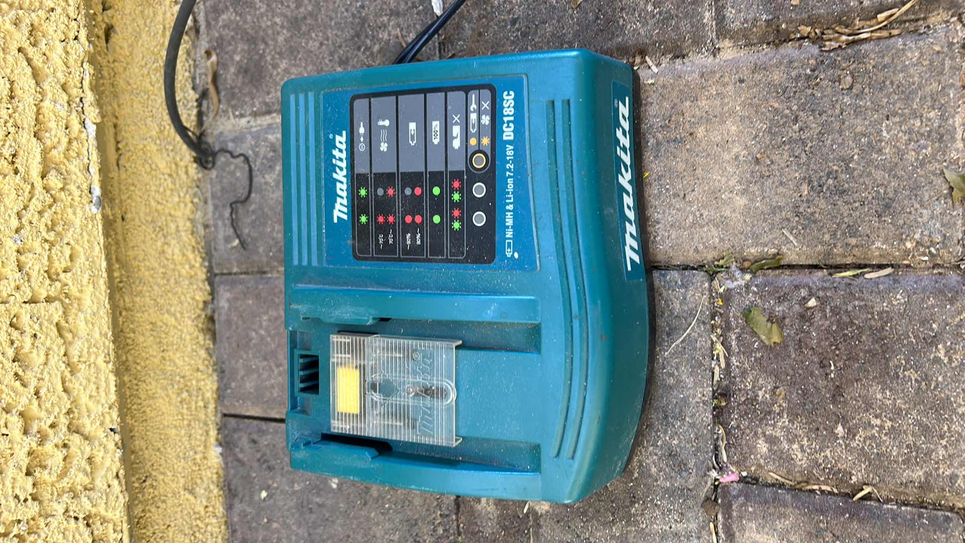 Photo 3 of MAKITA BATTERY CHARGER