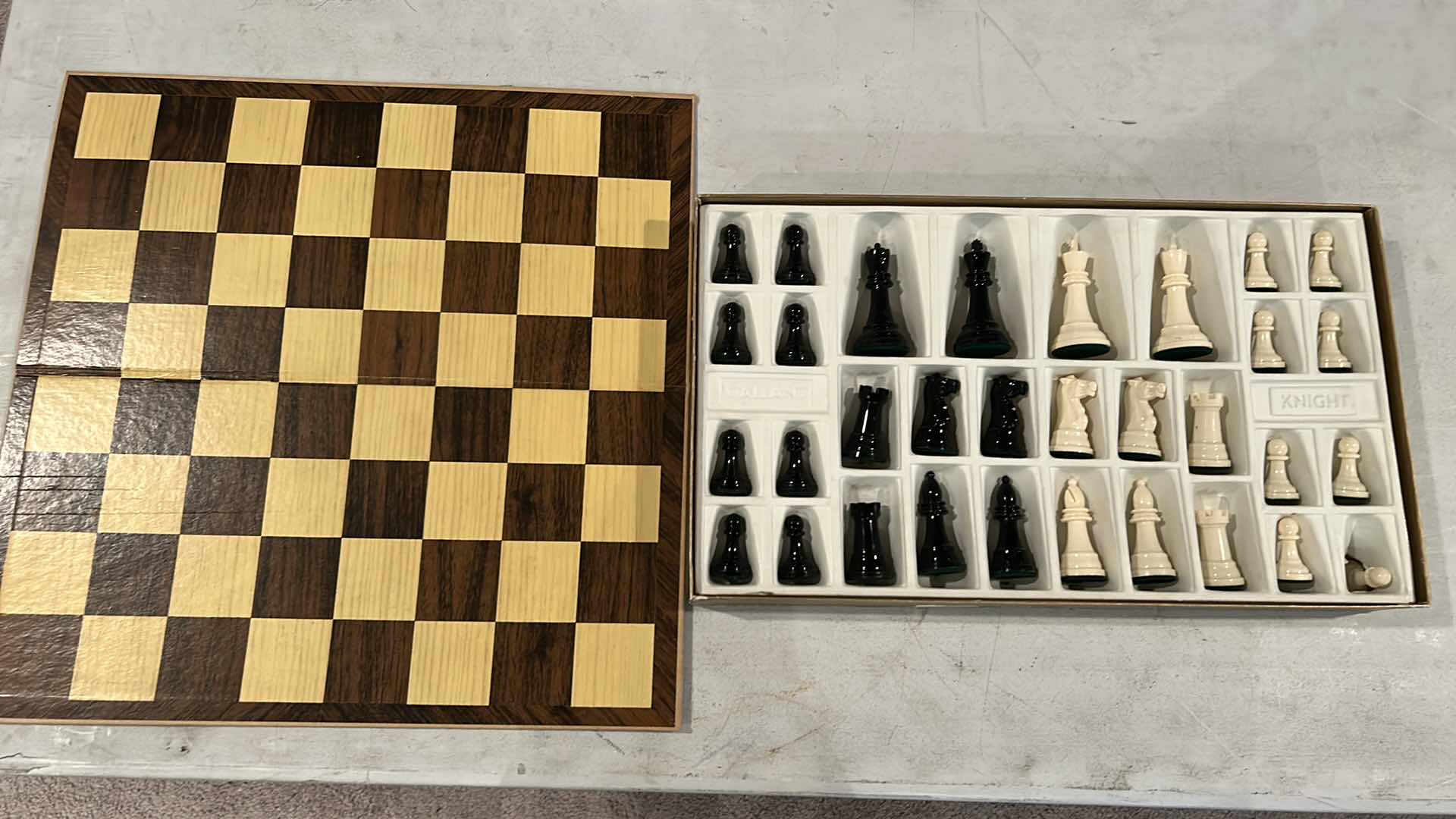 Photo 4 of GALLANT KNIGHT VINTAGE CHESS SET