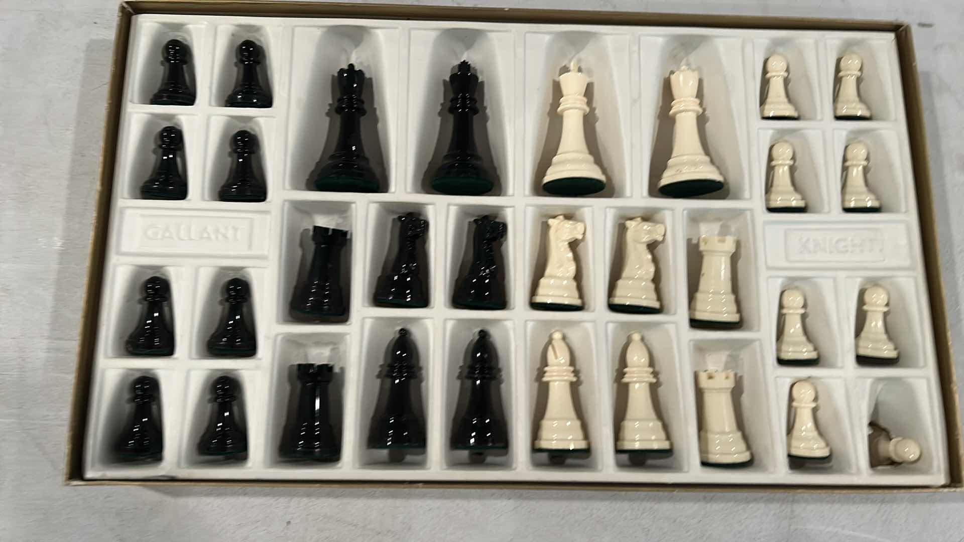 Photo 3 of GALLANT KNIGHT VINTAGE CHESS SET