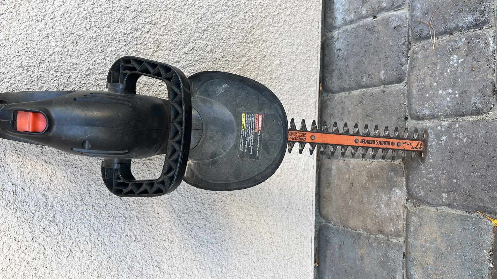 Photo 2 of HEDGE TRIMMER BLACK AND DECKER 7” X H 28”