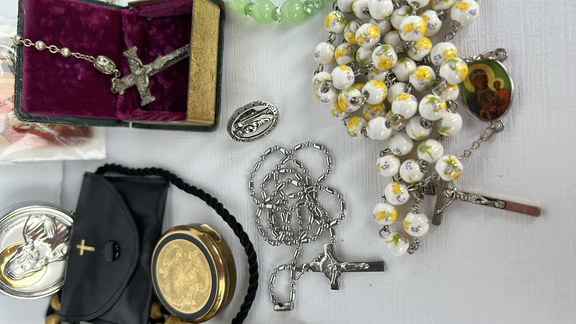 Photo 3 of ASSORTMENT OF RELIGIOUS JEWELRY AND ROSARIES