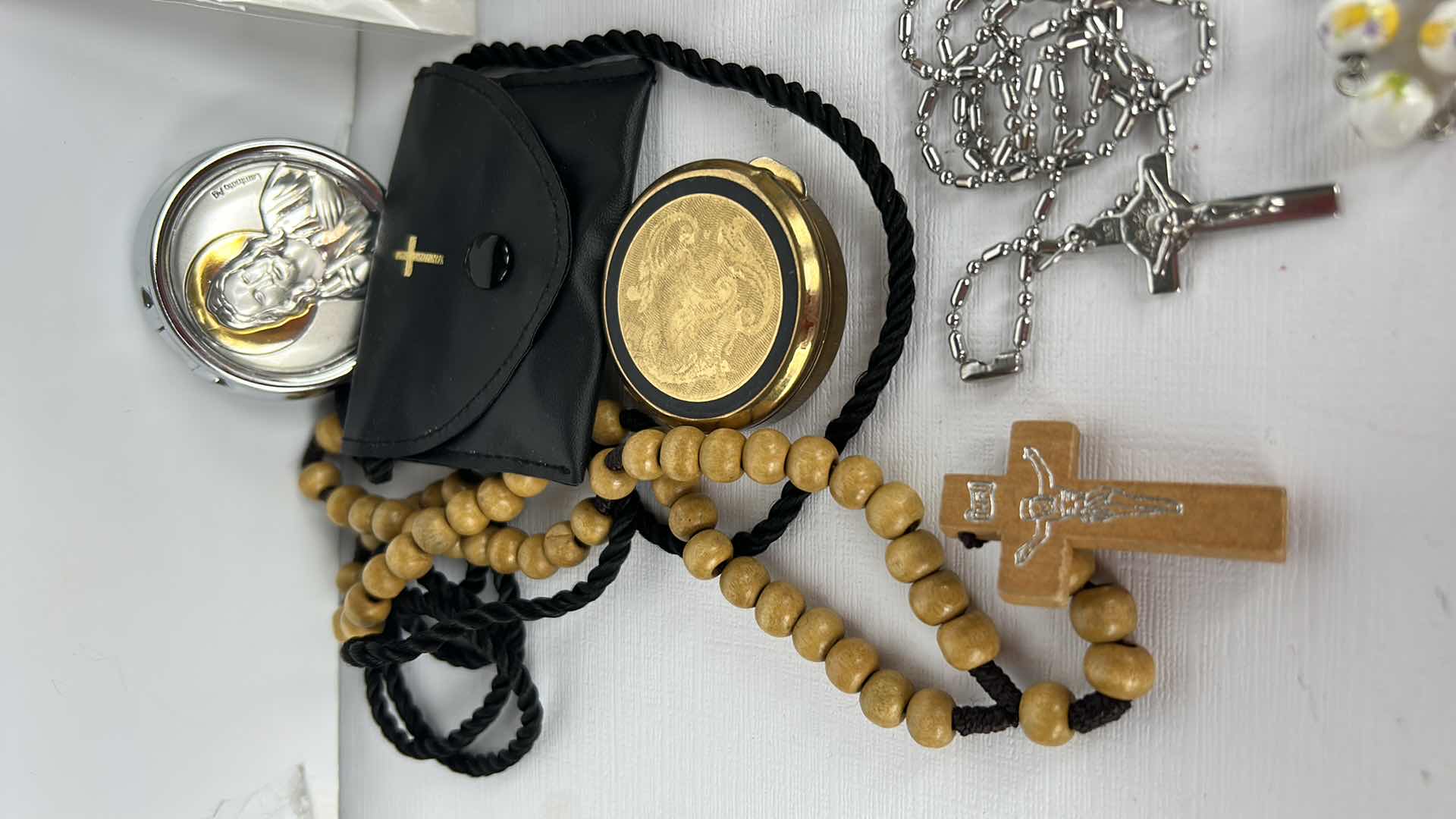 Photo 2 of ASSORTMENT OF RELIGIOUS JEWELRY AND ROSARIES