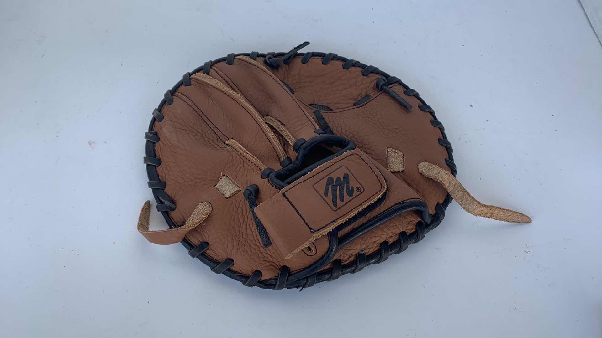 Photo 1 of $40 MACGREGOR INFIELD TRAINING GLOVE