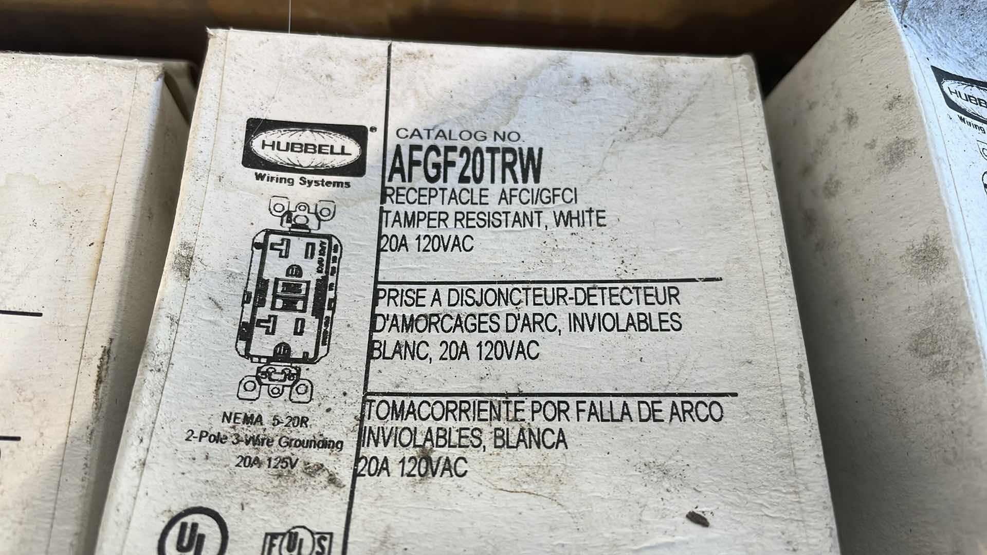 Photo 2 of HUBBELL AFGF20TRW RECEPTACLE AFCI/GFCI TAMPER RESISTANT, WHITE 20A 120VAC

BOXES ARE WEATHERED ITEMS APPEAR NEW (8)