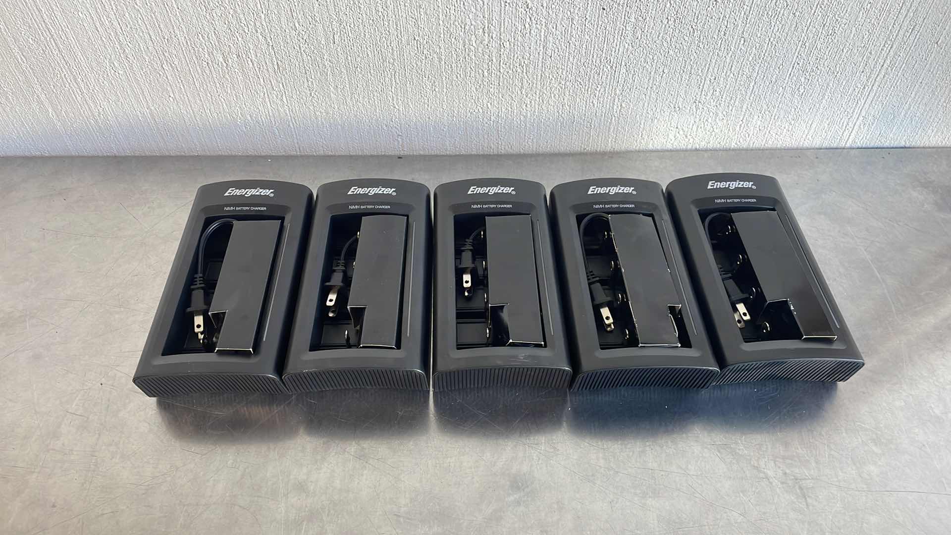 Photo 1 of ENERGIZER NIMH UNIVERSAL BATTERY CHARGER MODEL CHFC3 (5)