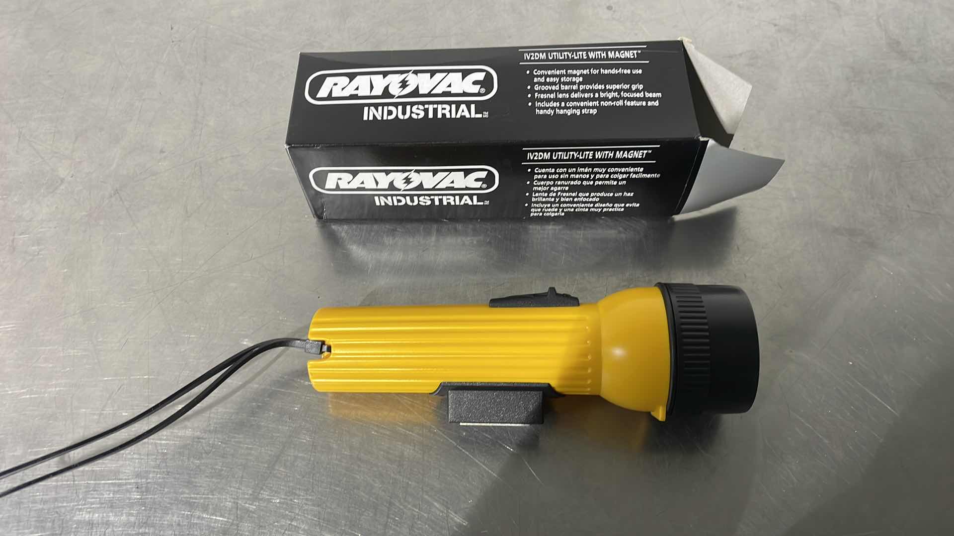 Photo 2 of RAYOVAC INDUSTRIAL IV2DM UTILITY LITE WITH MAGNET