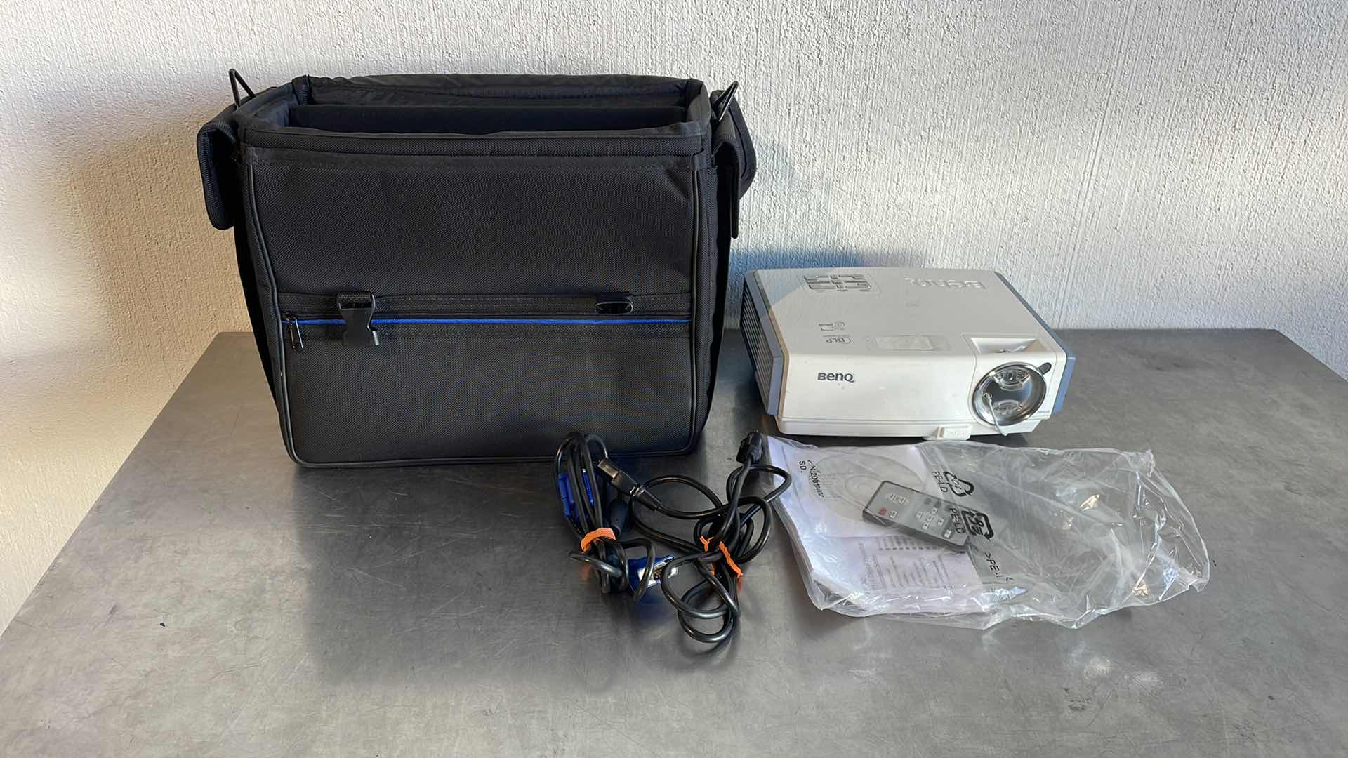 Photo 1 of BENQ MP510 DIGITAL PROJECTOR WITH CASE