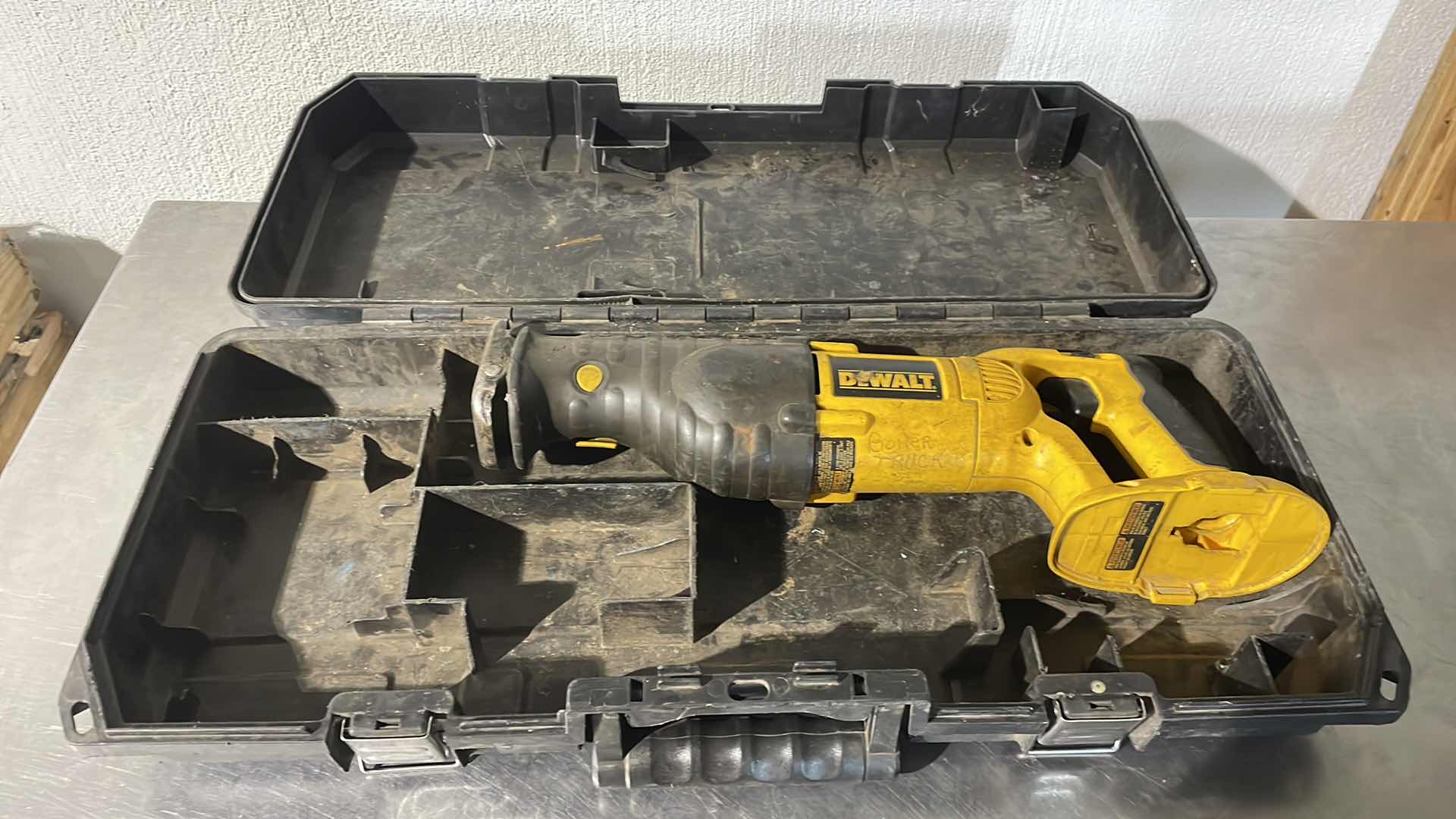 Photo 1 of DEWALT DC385 18V VARIABLE SPEED RECIPROCATING SAW IN CASE NO BATTERY TESTED WORKING