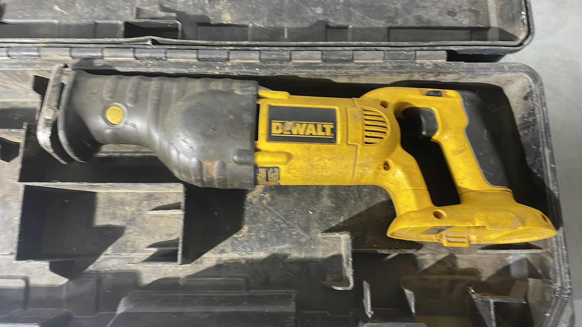 Photo 2 of DEWALT DC385 18V VARIABLE SPEED RECIPROCATING SAW IN CASE NO BATTERY TESTED WORKING