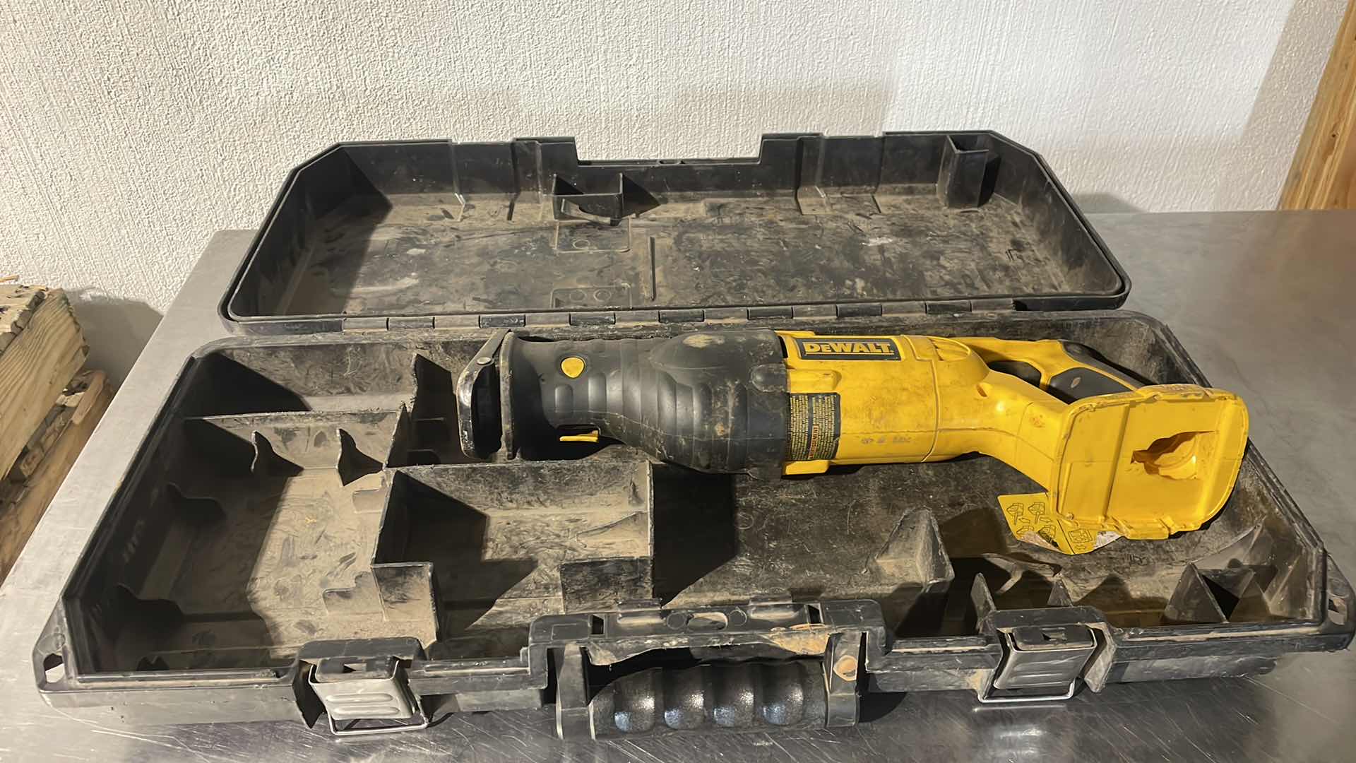 DEWALT DC385 18V VARIABLE SPEED RECIPROCATING SAW IN CASE NO BATTERY TESTED WORKING