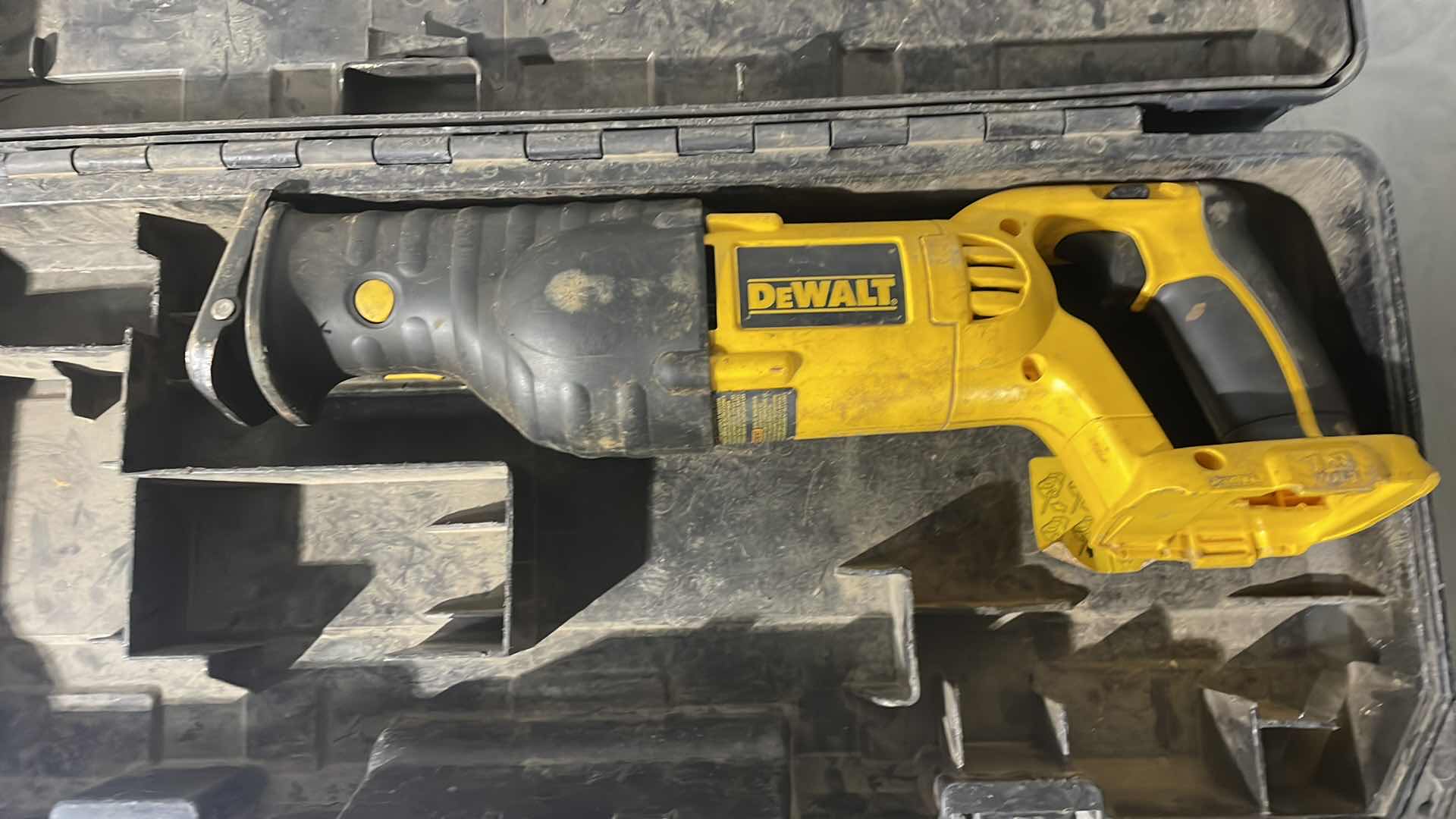 Photo 2 of DEWALT DC385 18V VARIABLE SPEED RECIPROCATING SAW IN CASE NO BATTERY TESTED WORKING