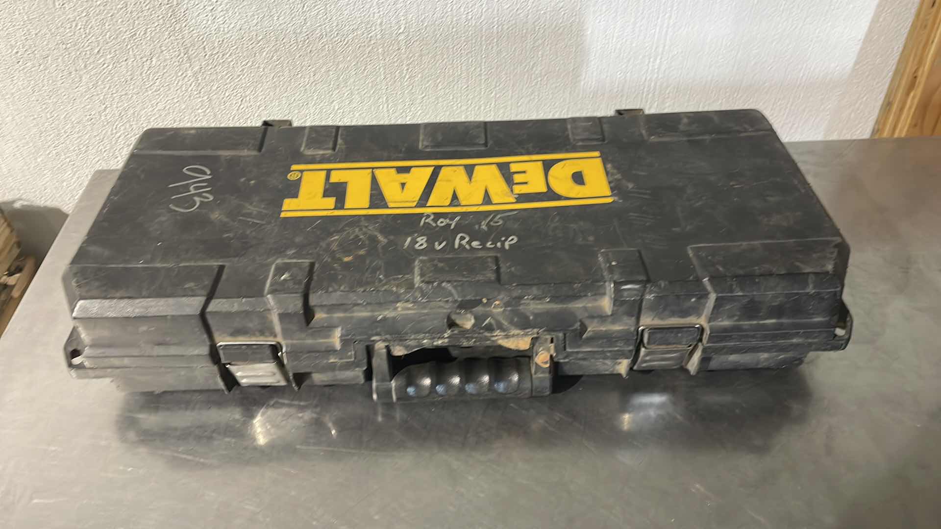 Photo 4 of DEWALT DC385 18V VARIABLE SPEED RECIPROCATING SAW IN CASE NO BATTERY TESTED WORKING