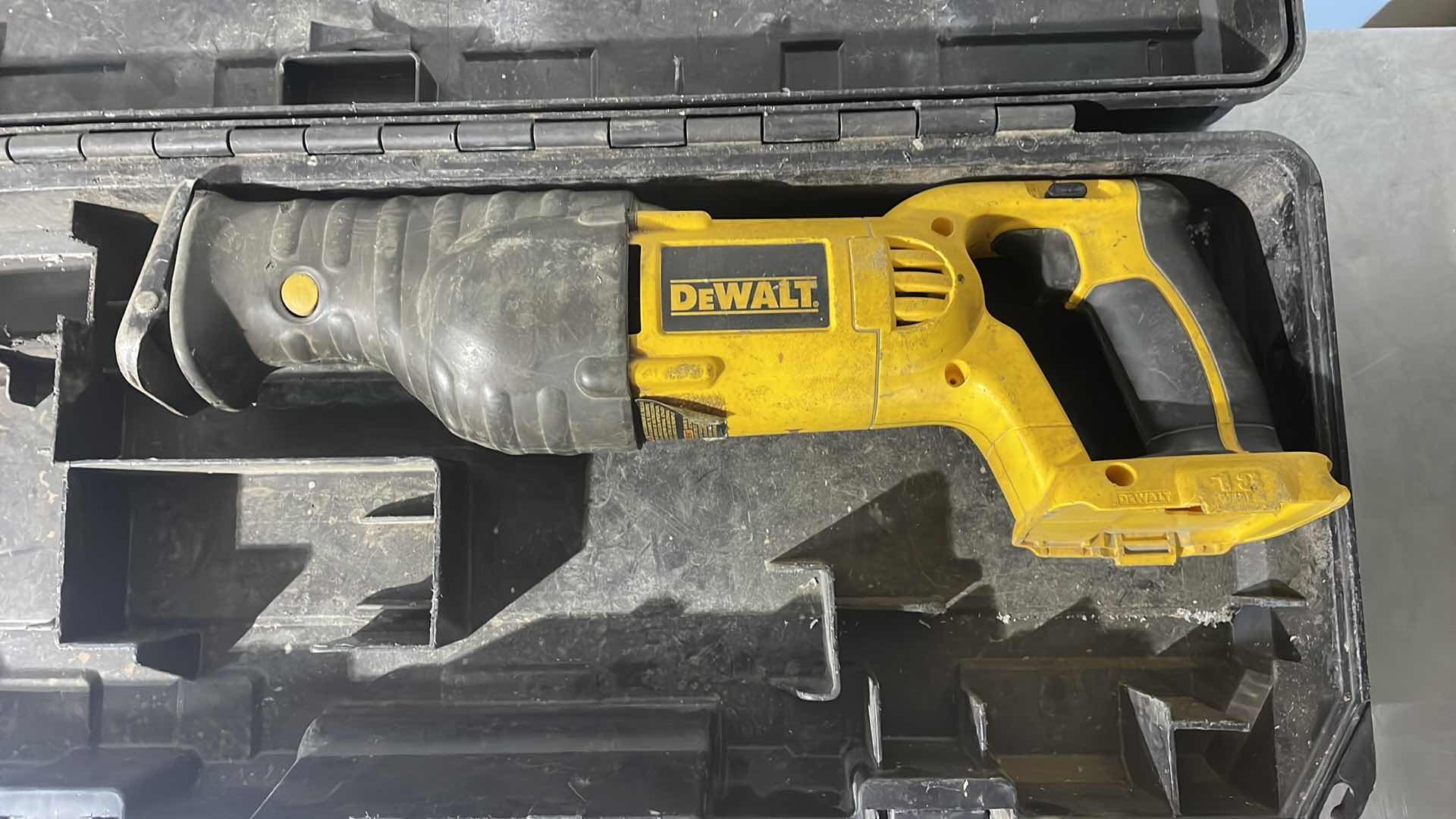 Photo 2 of DEWALT DC385 18V VARIABLE SPEED RECIPROCATING SAW IN CASE NO BATTERY TESTED WORKING