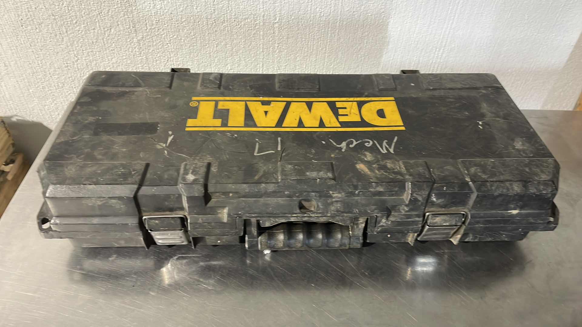 Photo 4 of DEWALT DC385 18V VARIABLE SPEED RECIPROCATING SAW IN CASE NO BATTERY TESTED WORKING