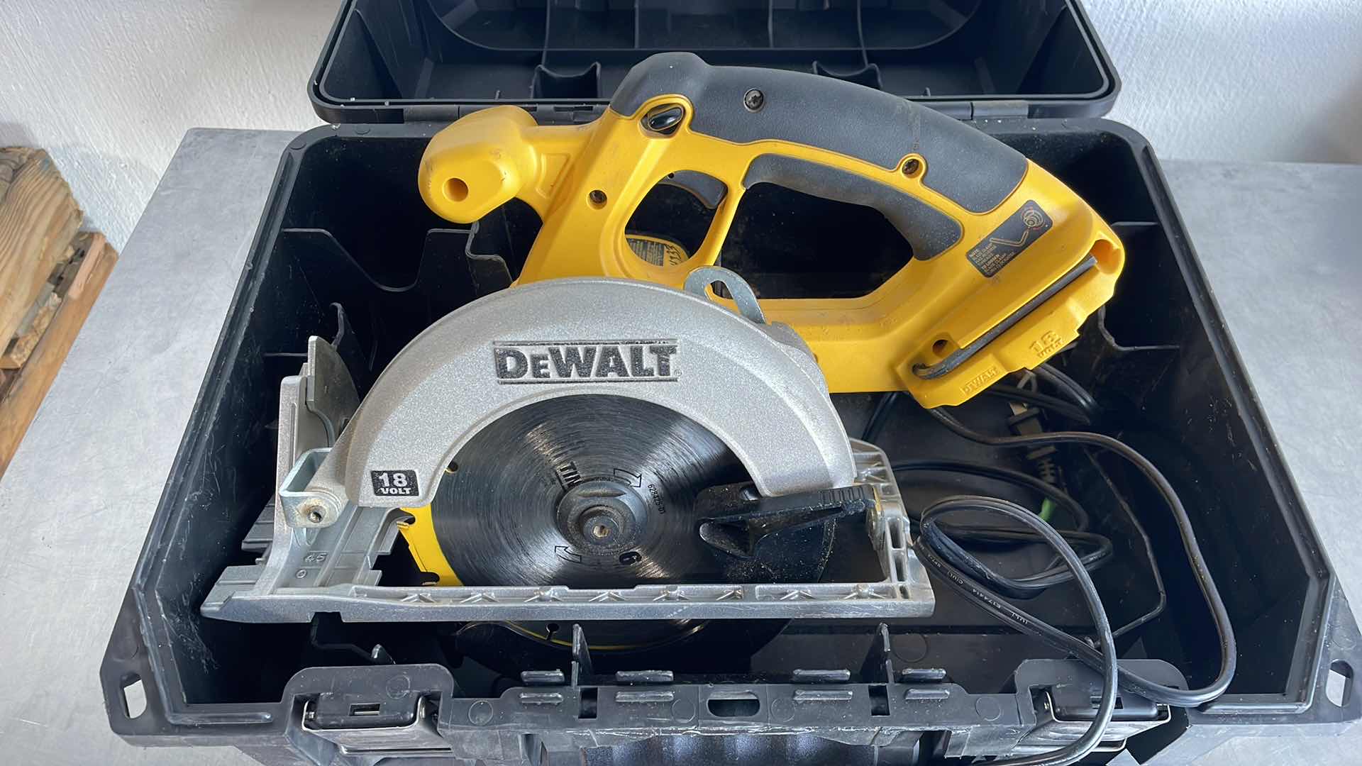 Photo 2 of DEWALT 6-1/2” 18V CORDLESS CIRCULAR SAW DC390 WITH DEWALT CHARGER DW9116 NO BATTERIES IN CASE