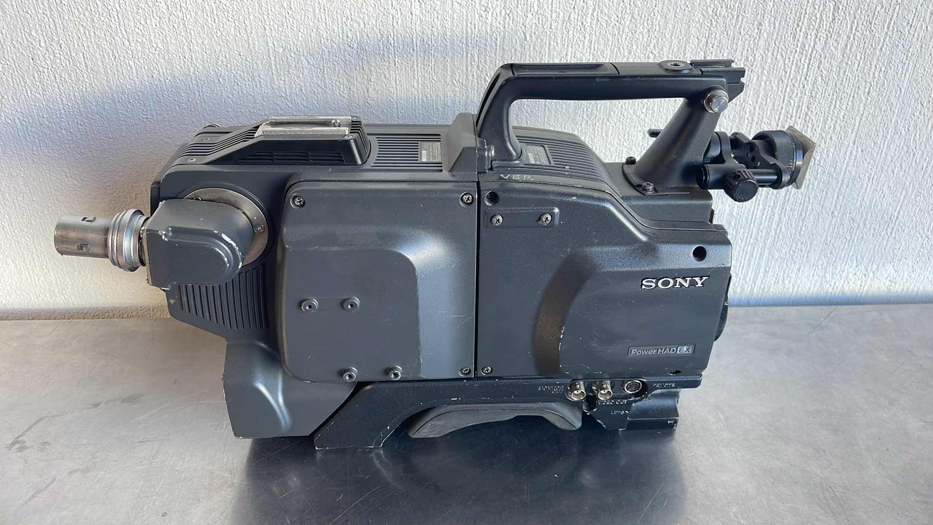 Photo 1 of SONY DXC-D50WS DIGITAL VIDEO CAMERA W/ CA-TX50 ADAPTER 16:9/4:3 WIDESCREEN