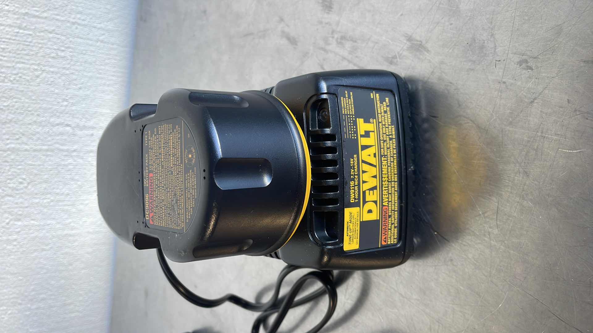 Photo 1 of DEWALT DW9116 CHARGER & 18V BATTERY DC9096