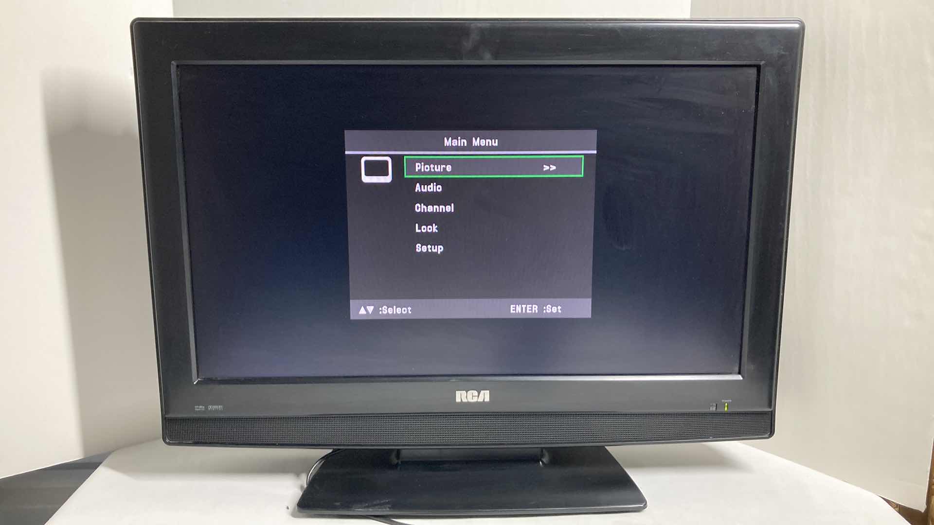 Photo 1 of RCA BUILT IN DVD PLAYER 26” HDTV MODEL L26HD32D