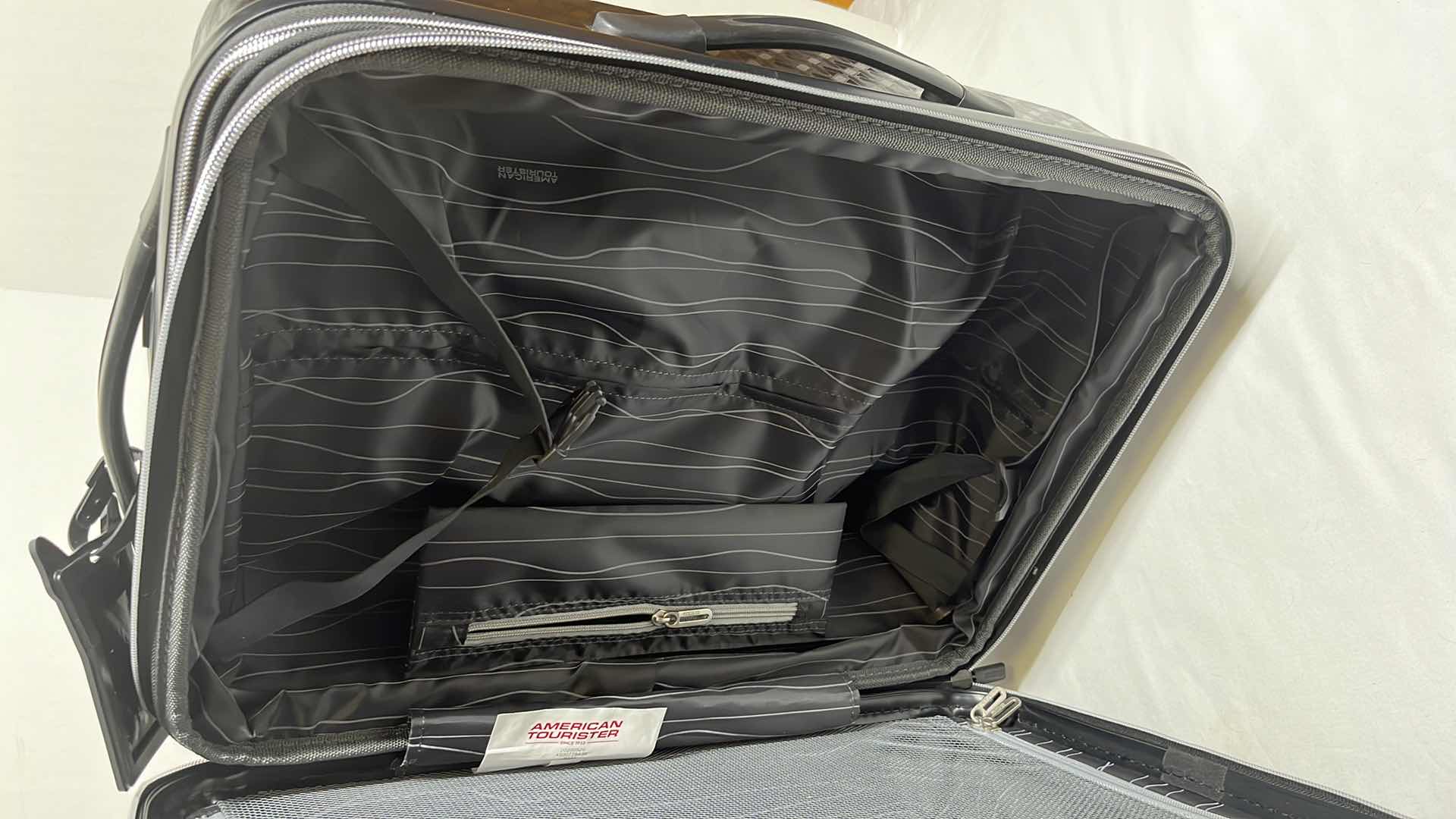 Photo 4 of AMERICAN TOURISTER BELLE VOYAGE BLACK HARDSIDE LUGGAGE W SPINNER WHEELS 21” CARRY-ON