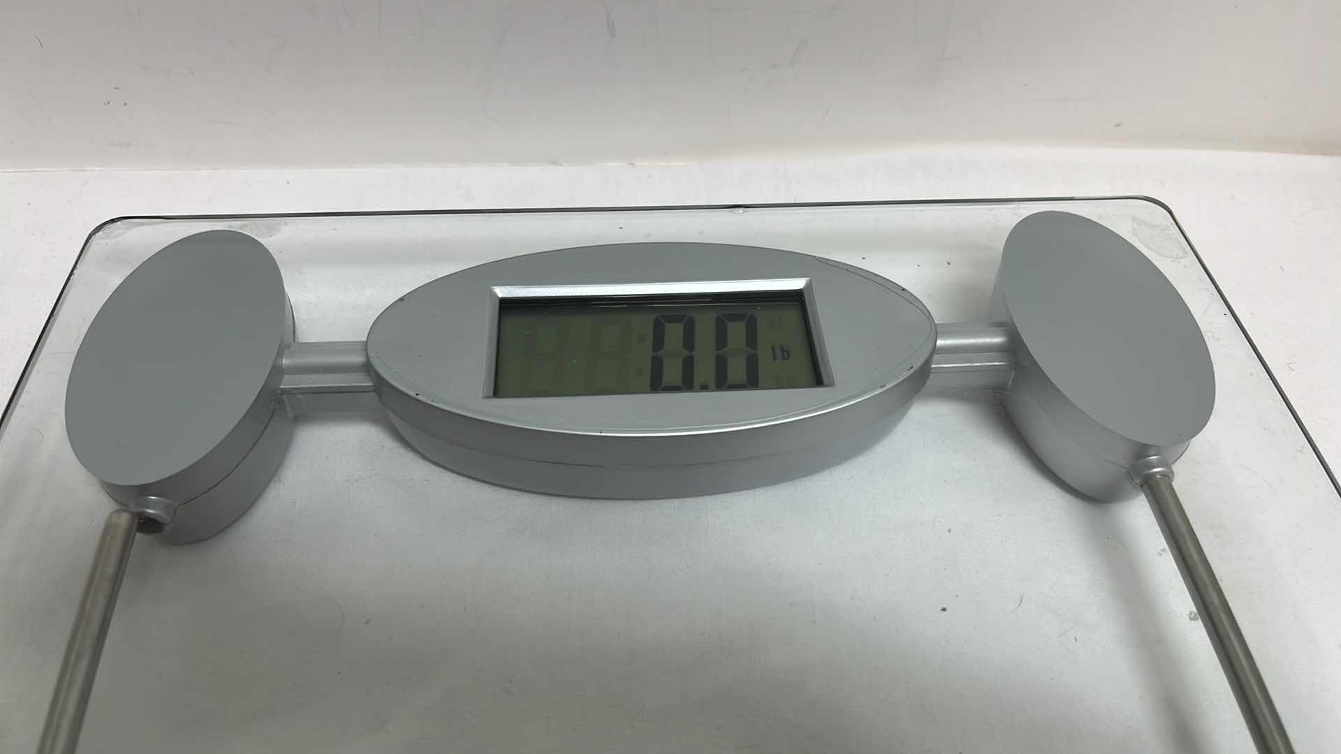 Photo 2 of GLASS TOP BATTERY OPERATED SCALE