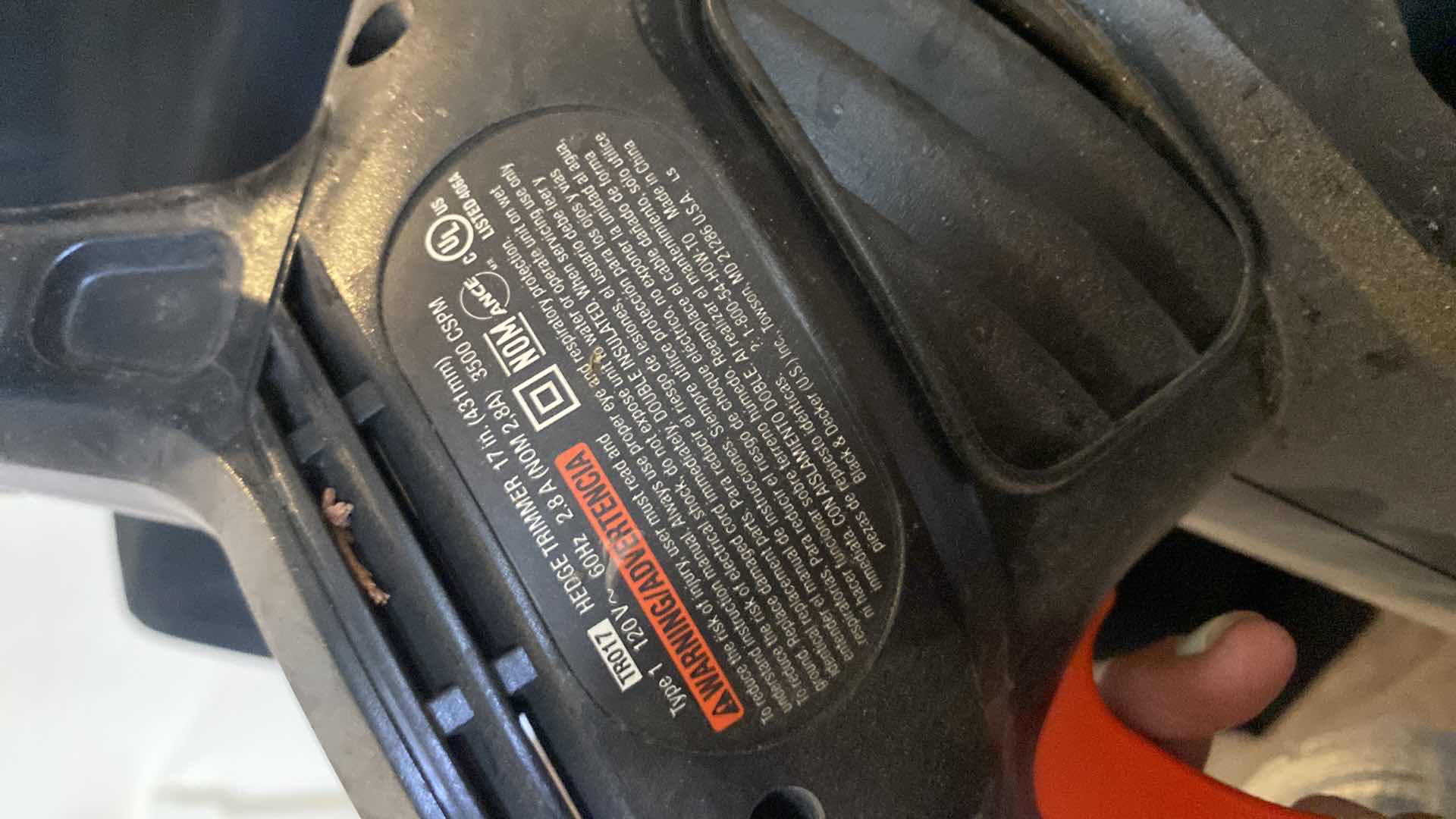 Photo 2 of BLACK AND DECKER TR016
ELECTRIC HEDGE TRIMMER