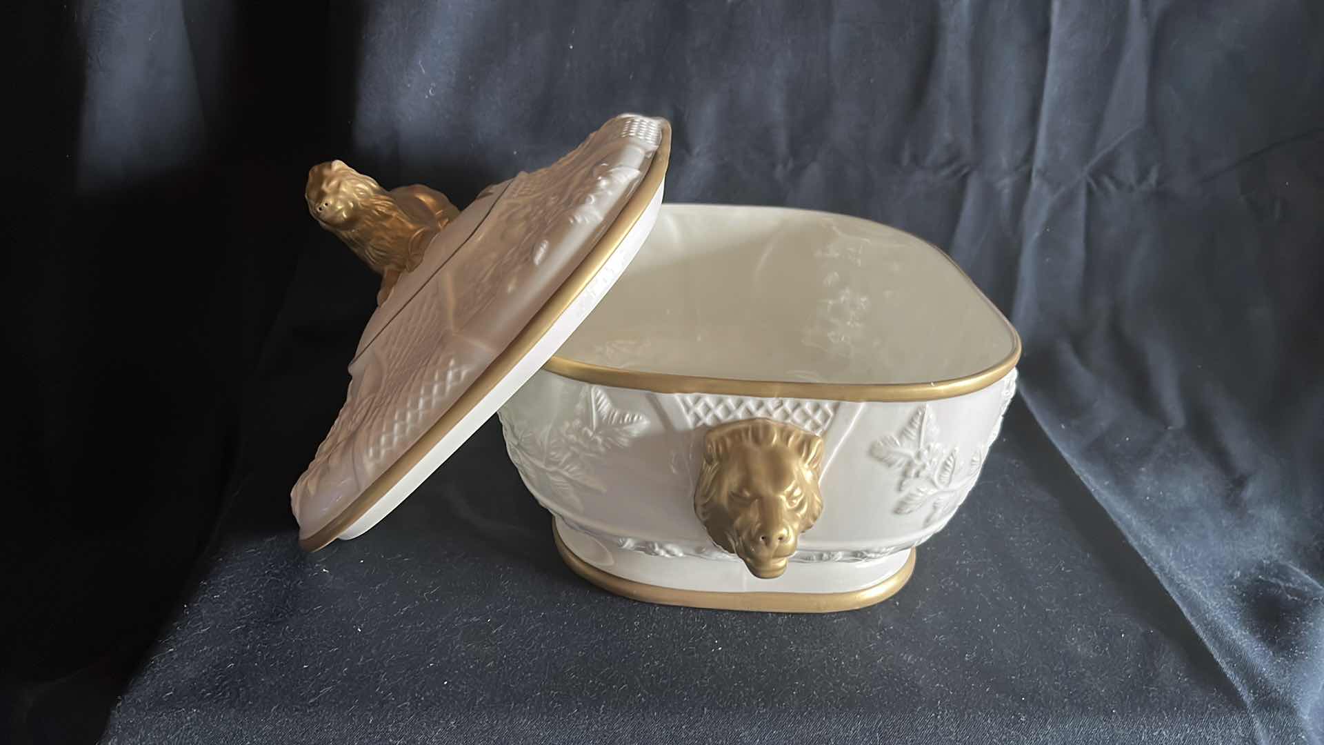 Photo 3 of MOTTAHEDEH MUSEE DES ARTS TUREEN AND LID PORCELAIN W GOLD TRIM MADE IN ITALY 9” X 14” X 9”