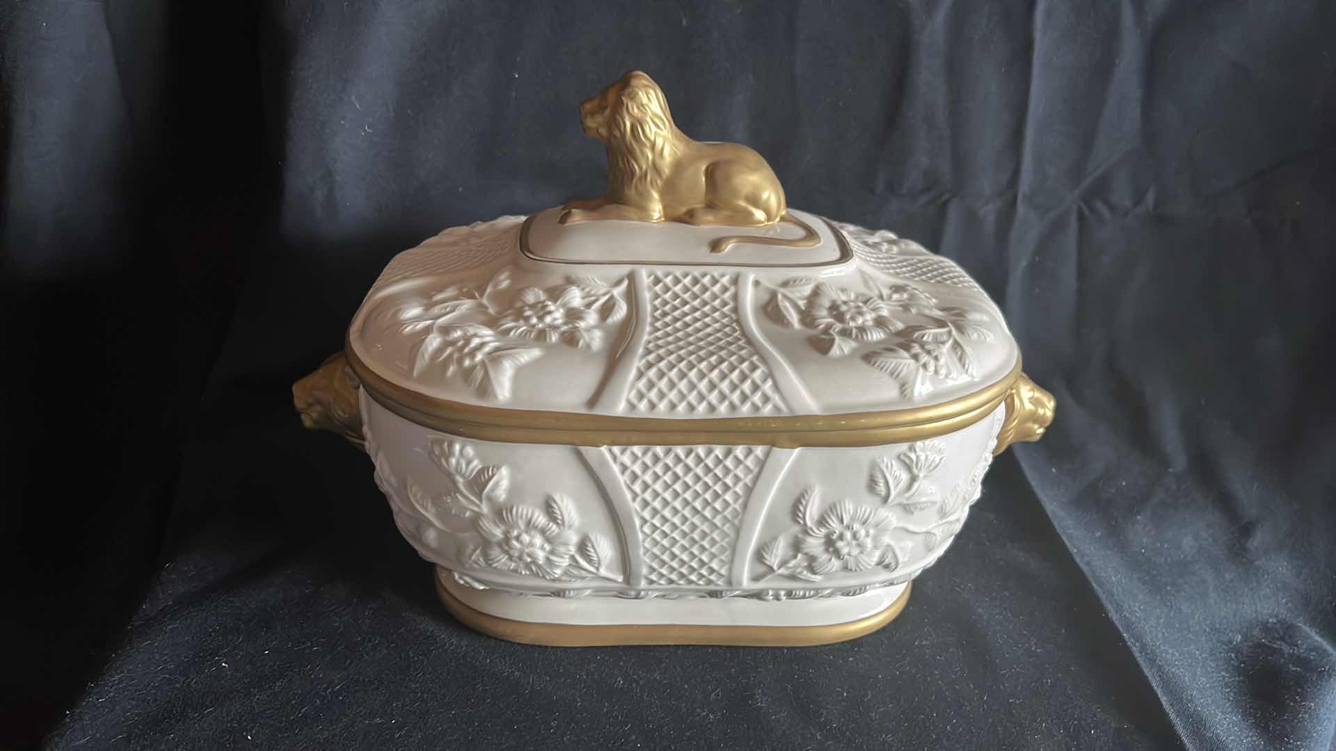 Photo 1 of MOTTAHEDEH MUSEE DES ARTS TUREEN AND LID PORCELAIN W GOLD TRIM MADE IN ITALY 9” X 14” X 9”