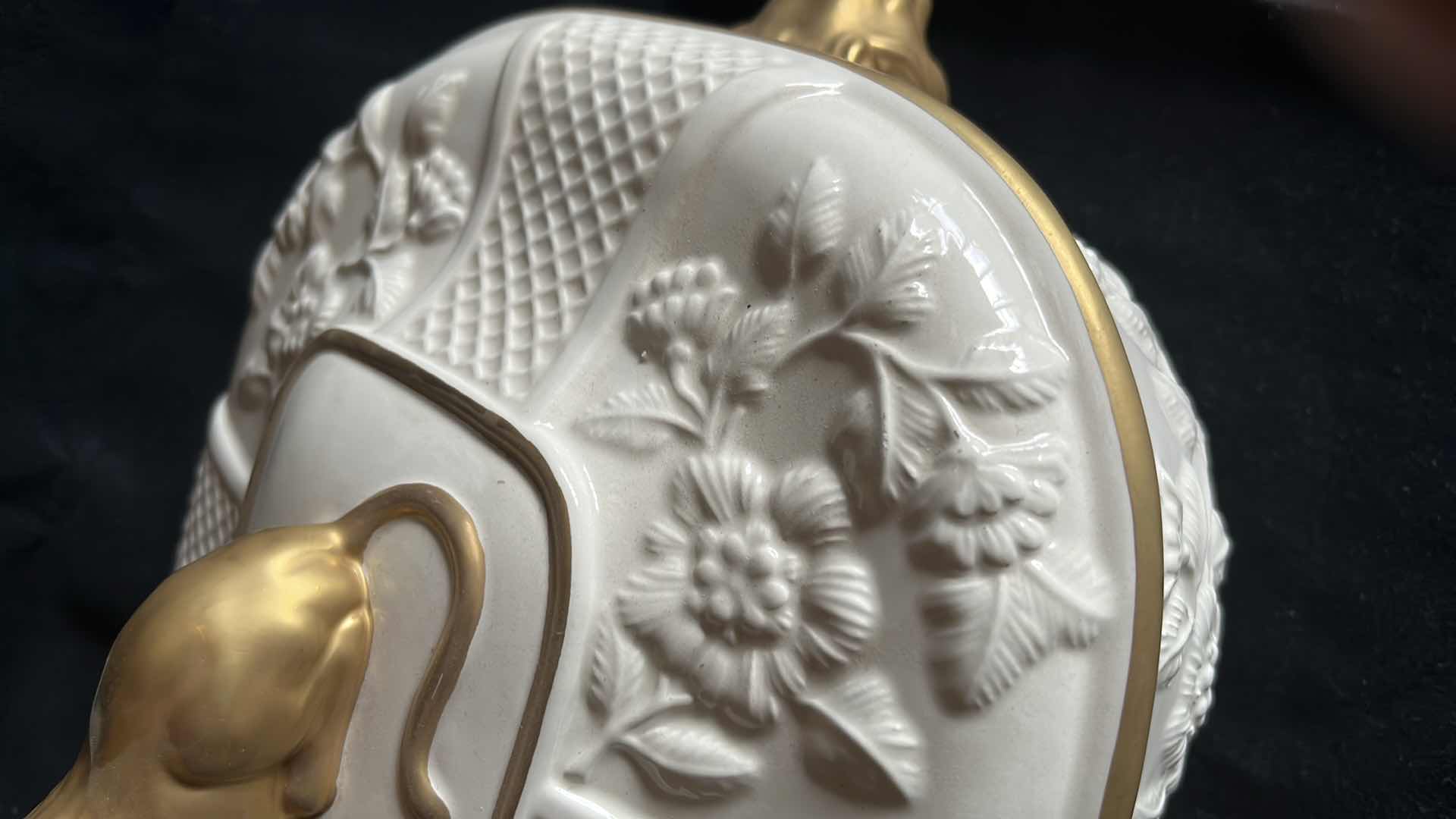 Photo 4 of MOTTAHEDEH MUSEE DES ARTS TUREEN AND LID PORCELAIN W GOLD TRIM MADE IN ITALY 9” X 14” X 9”